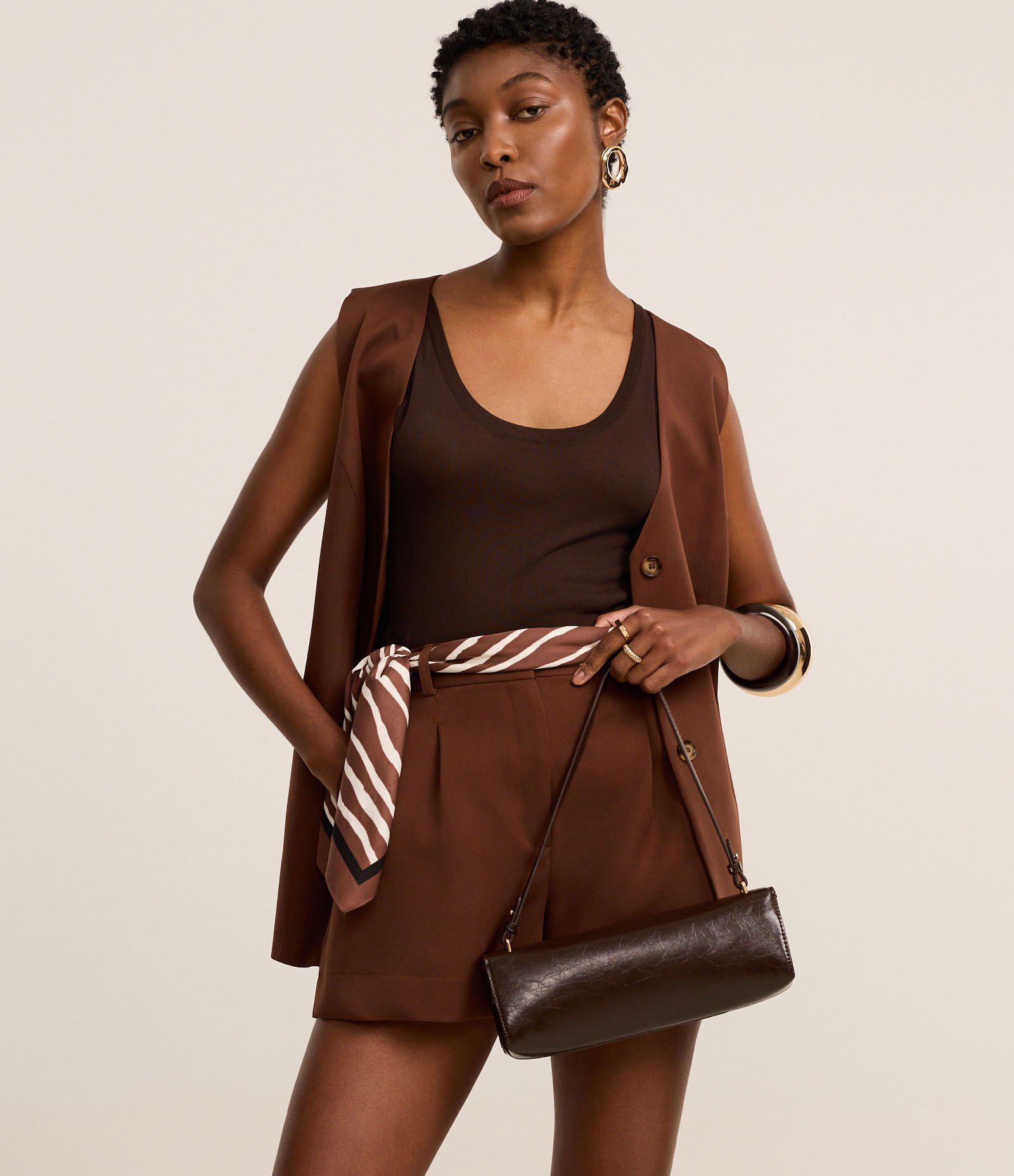 Short com Corte Alfaiatado e Pregas Frontais Marrom 2