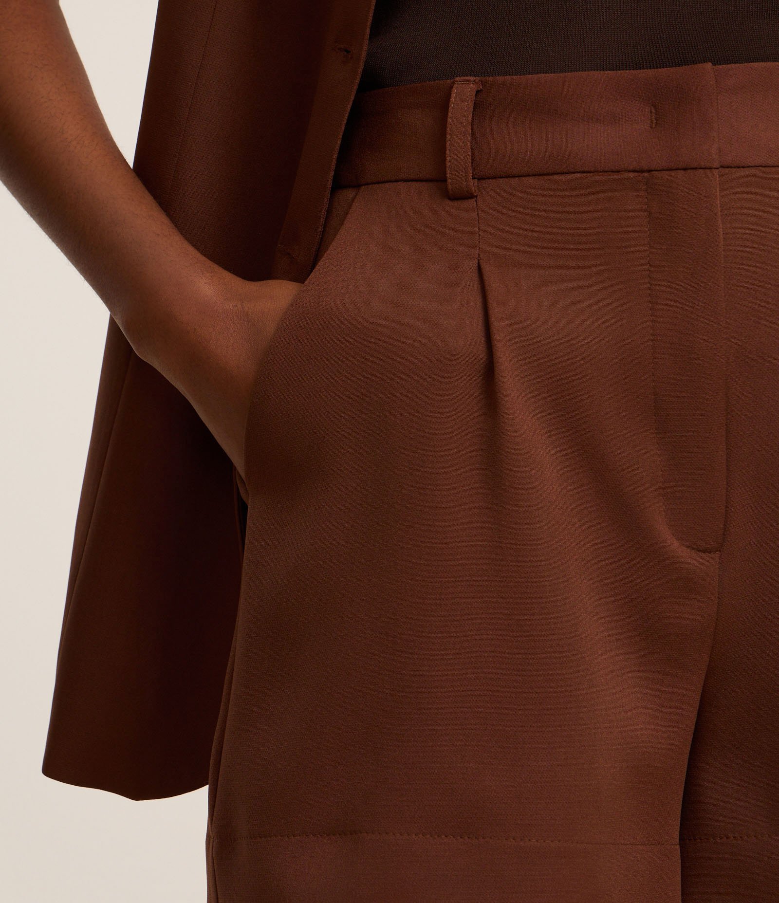 Short com Corte Alfaiatado e Pregas Frontais Marrom 4