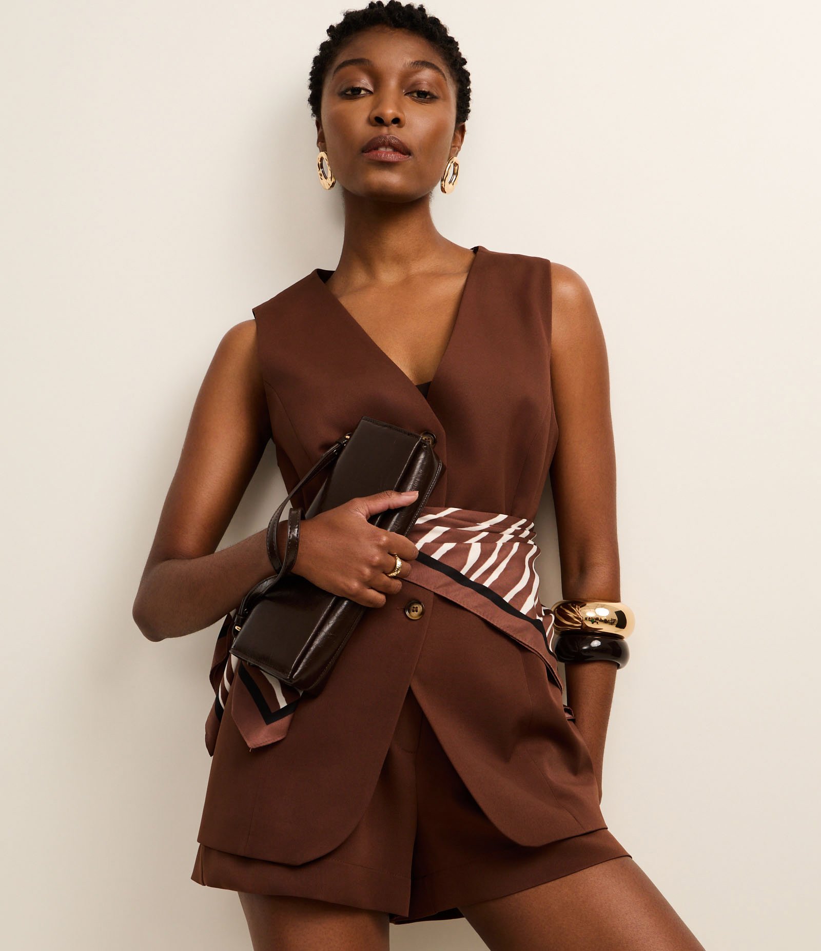 Short com Corte Alfaiatado e Pregas Frontais Marrom 5