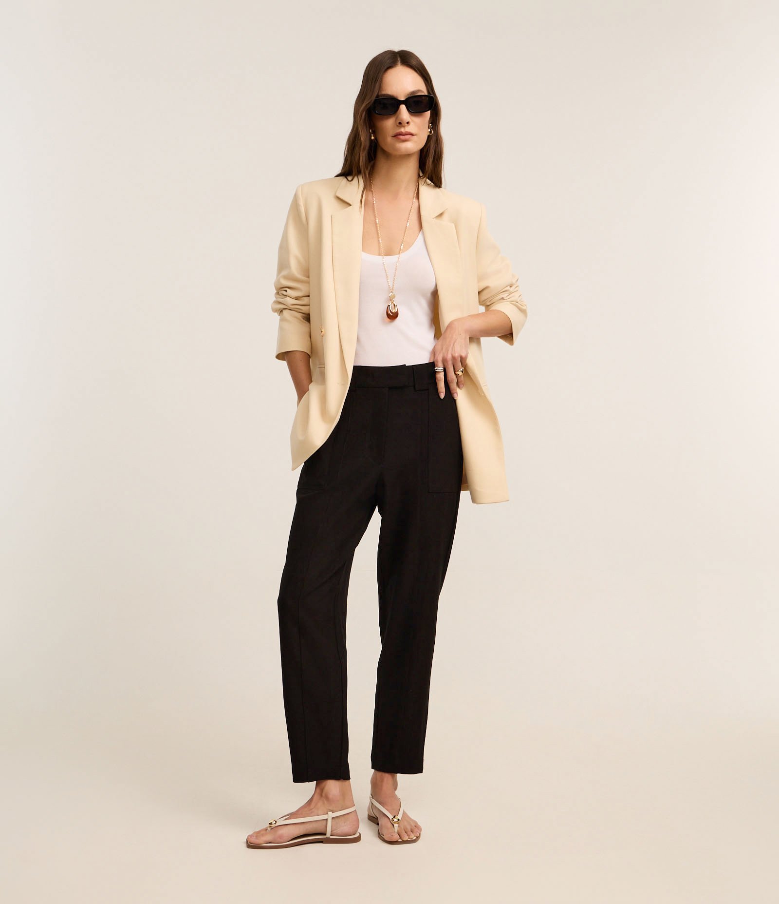 Calça Cenoura Alfaiatada Cintura Alta com Recorte Pespontado Preto 1