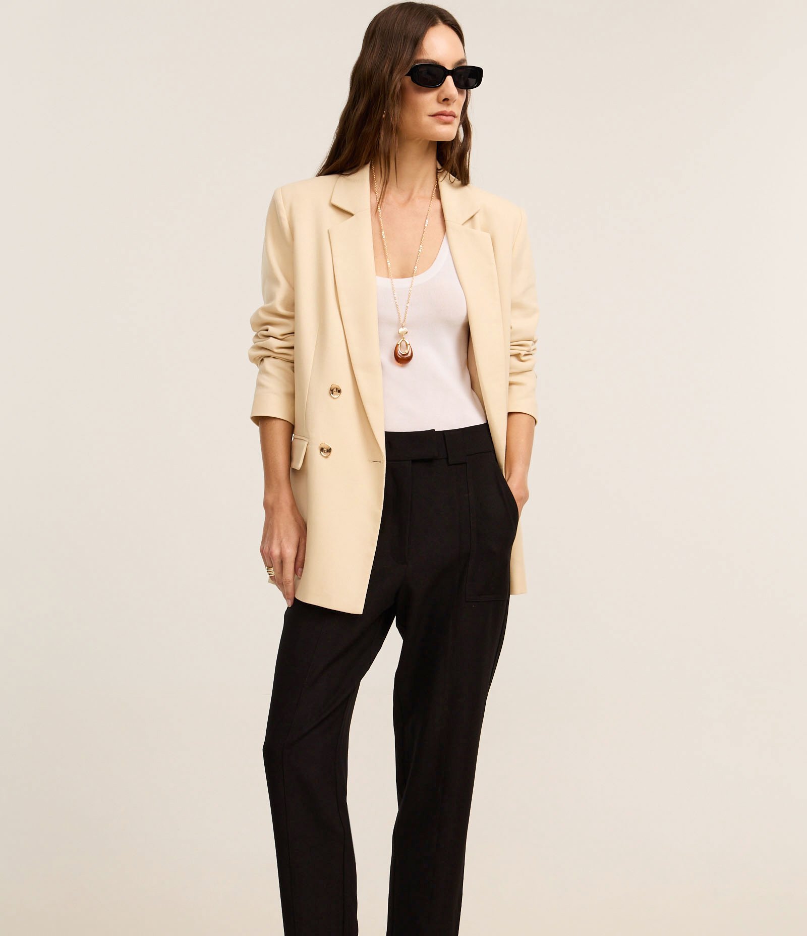 Calça Cenoura Alfaiatada Cintura Alta com Recorte Pespontado Preto 2