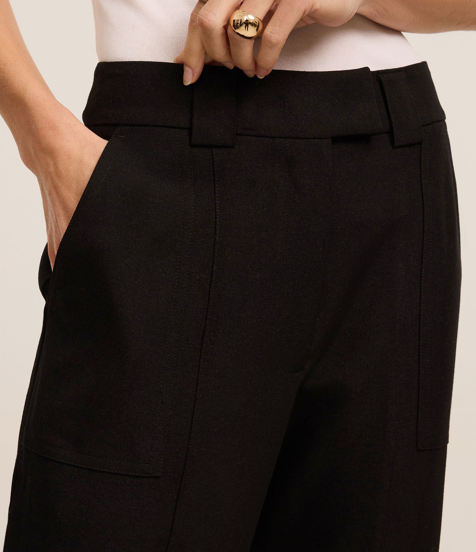 Calça Cenoura Alfaiatada Cintura Alta com Recorte Pespontado Preto 4