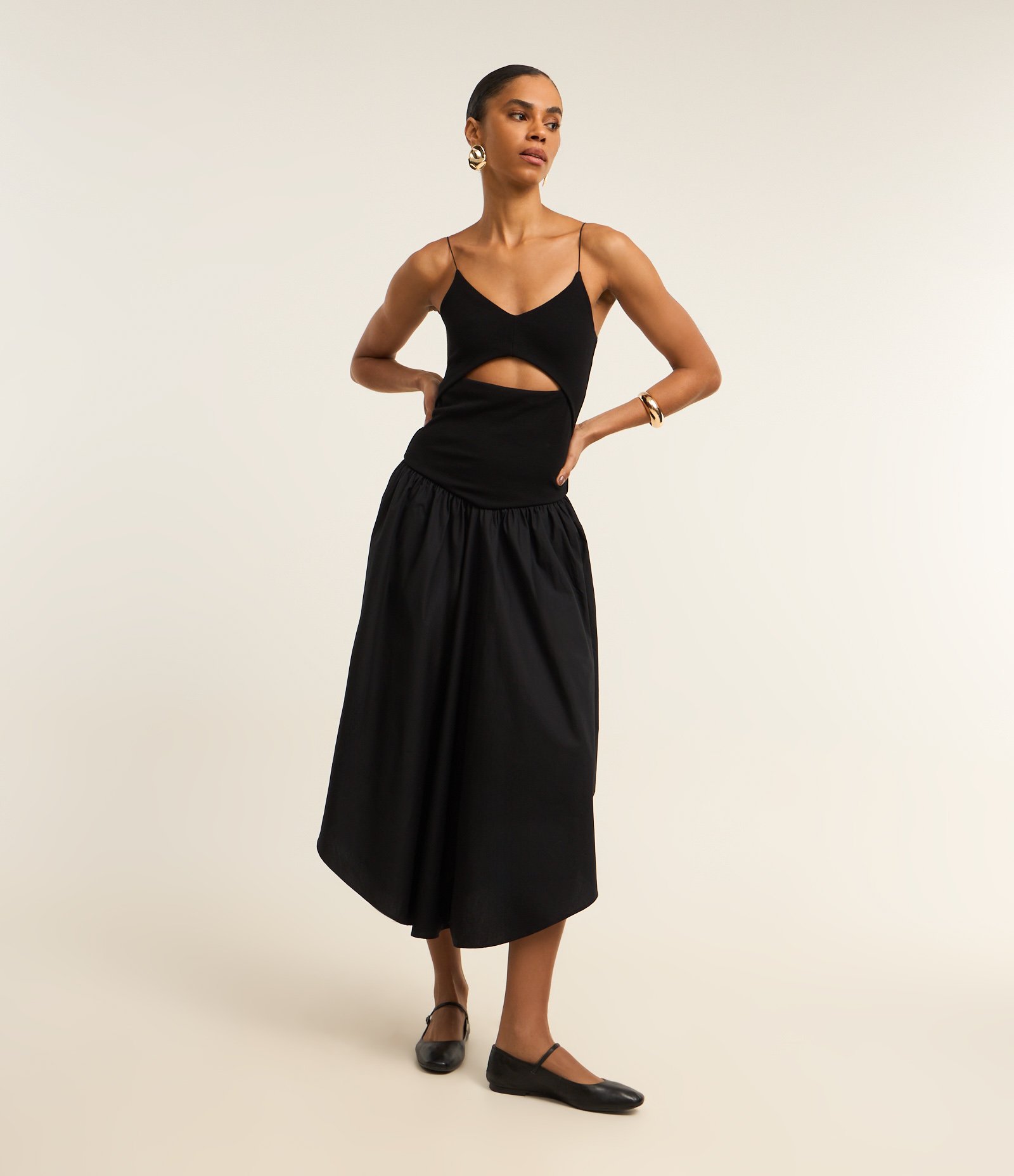 Vestido Evasê New Midi em Ribana com Cut Out no Busto Preto 1