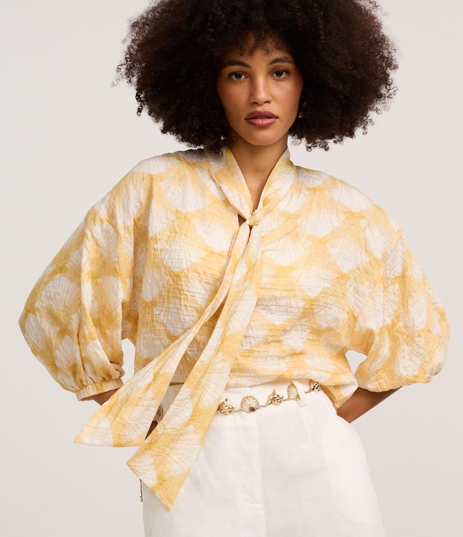 Blusa em Voal com Gola Laço e Estampa Conchas Laranja/Branco 1