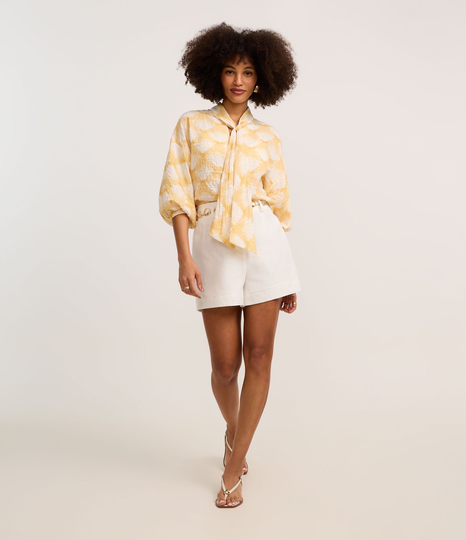 Blusa em Voal com Gola Laço e Estampa Conchas Laranja/Branco 2