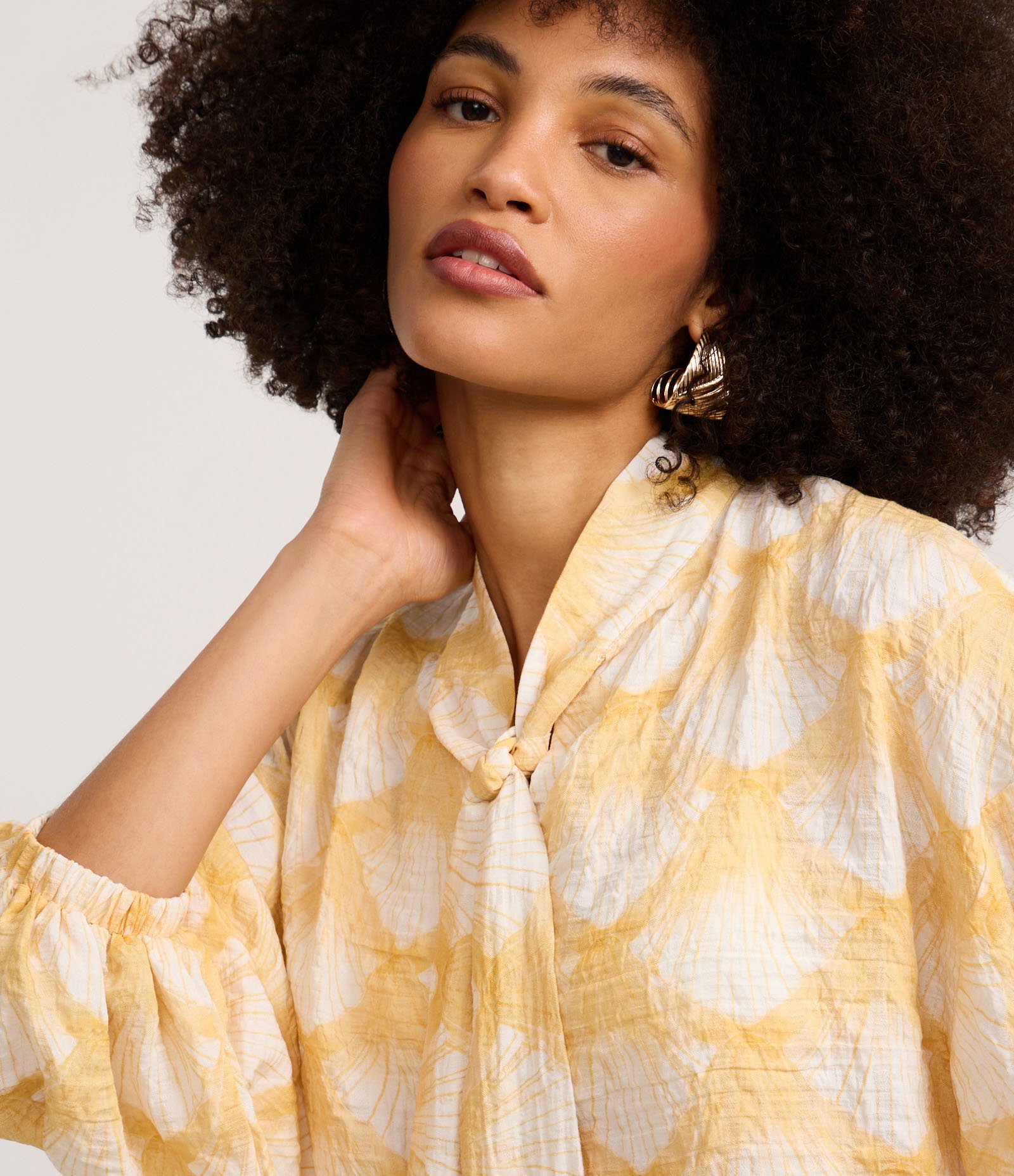 Blusa em Voal com Gola Laço e Estampa Conchas Laranja/Branco 3