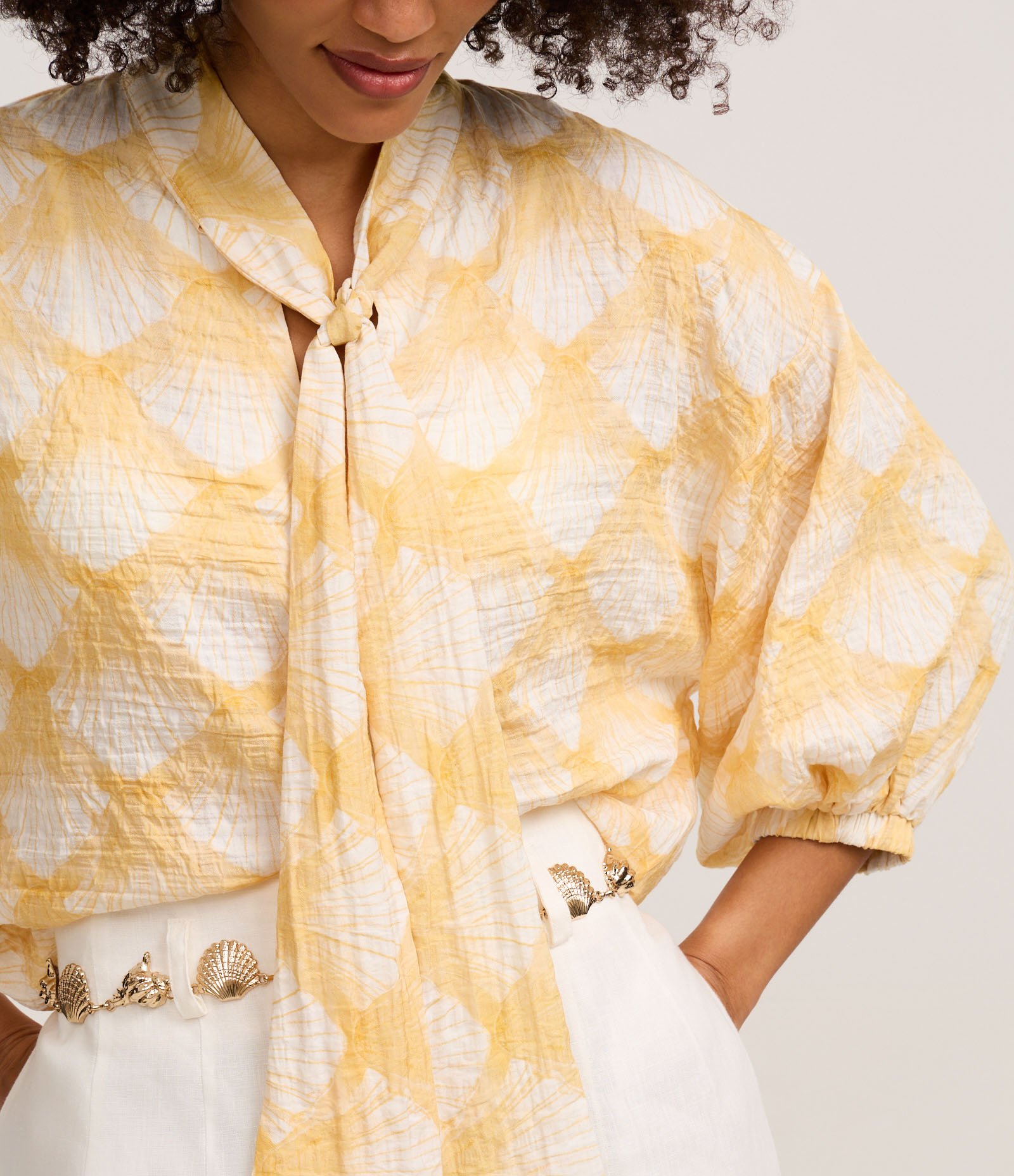 Blusa em Voal com Gola Laço e Estampa Conchas Laranja/Branco 4