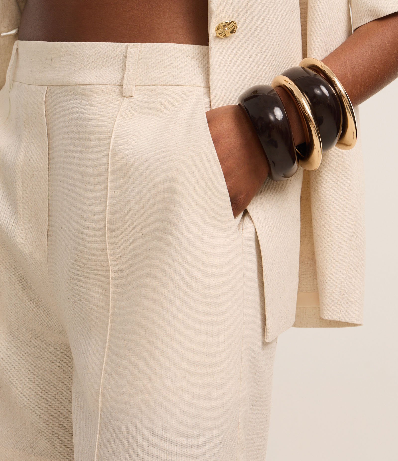 Short em Viscolinho com Frisos e Passantes Bege 4