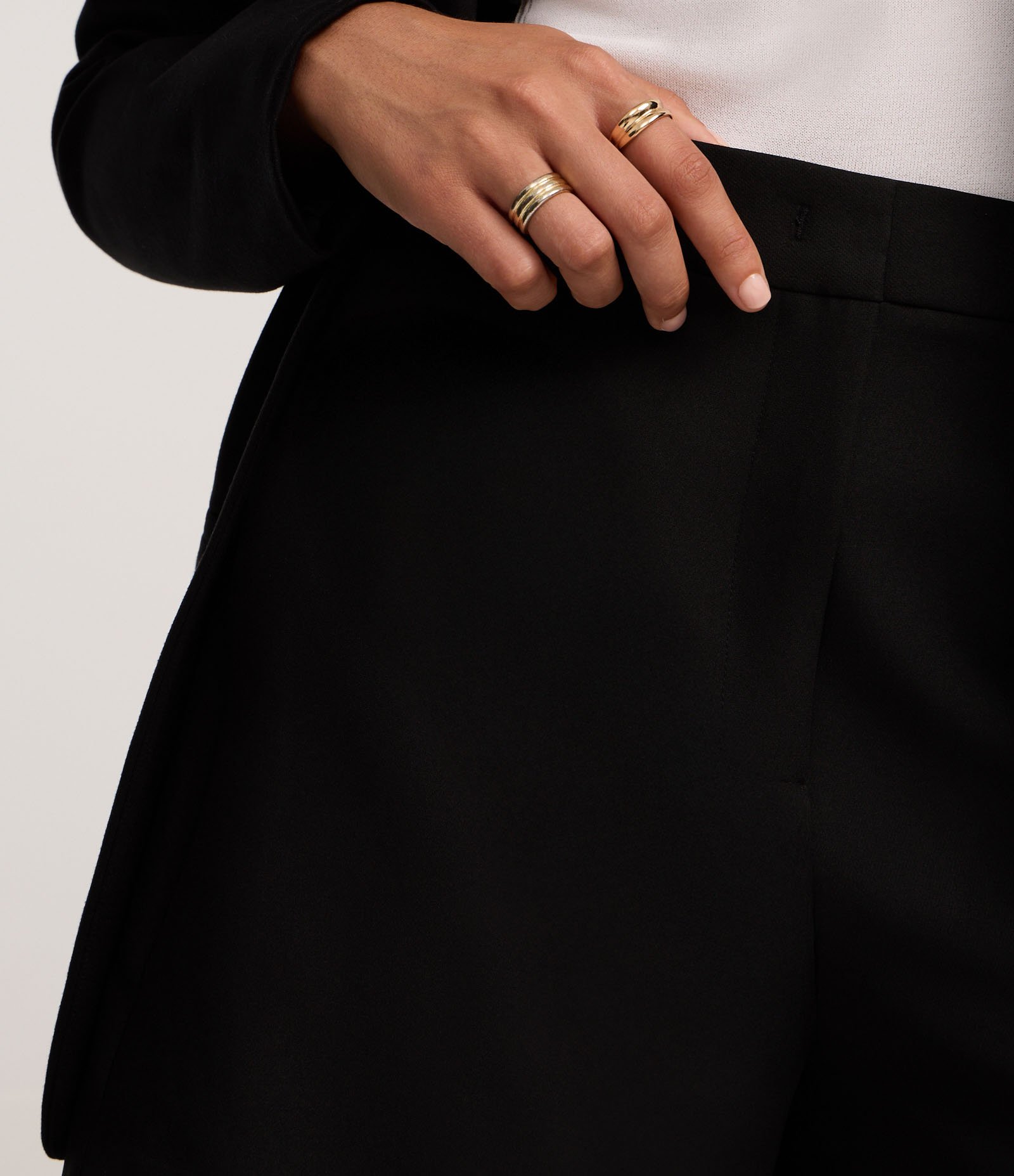 Short Alfaitado com Passantes e Frisos Preto 4