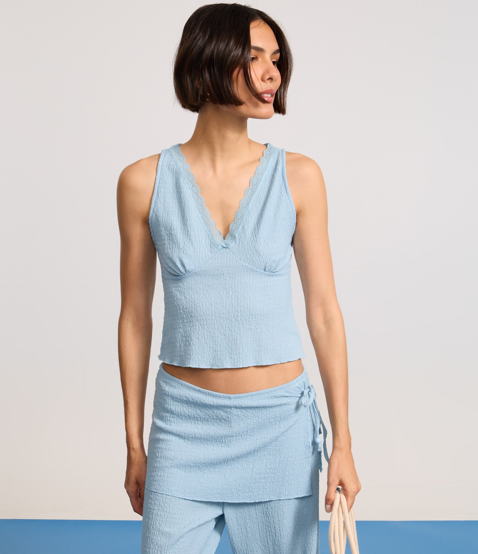 Blusa Regata em Anarruga Decote V com Detalhe em Renda Azul 5