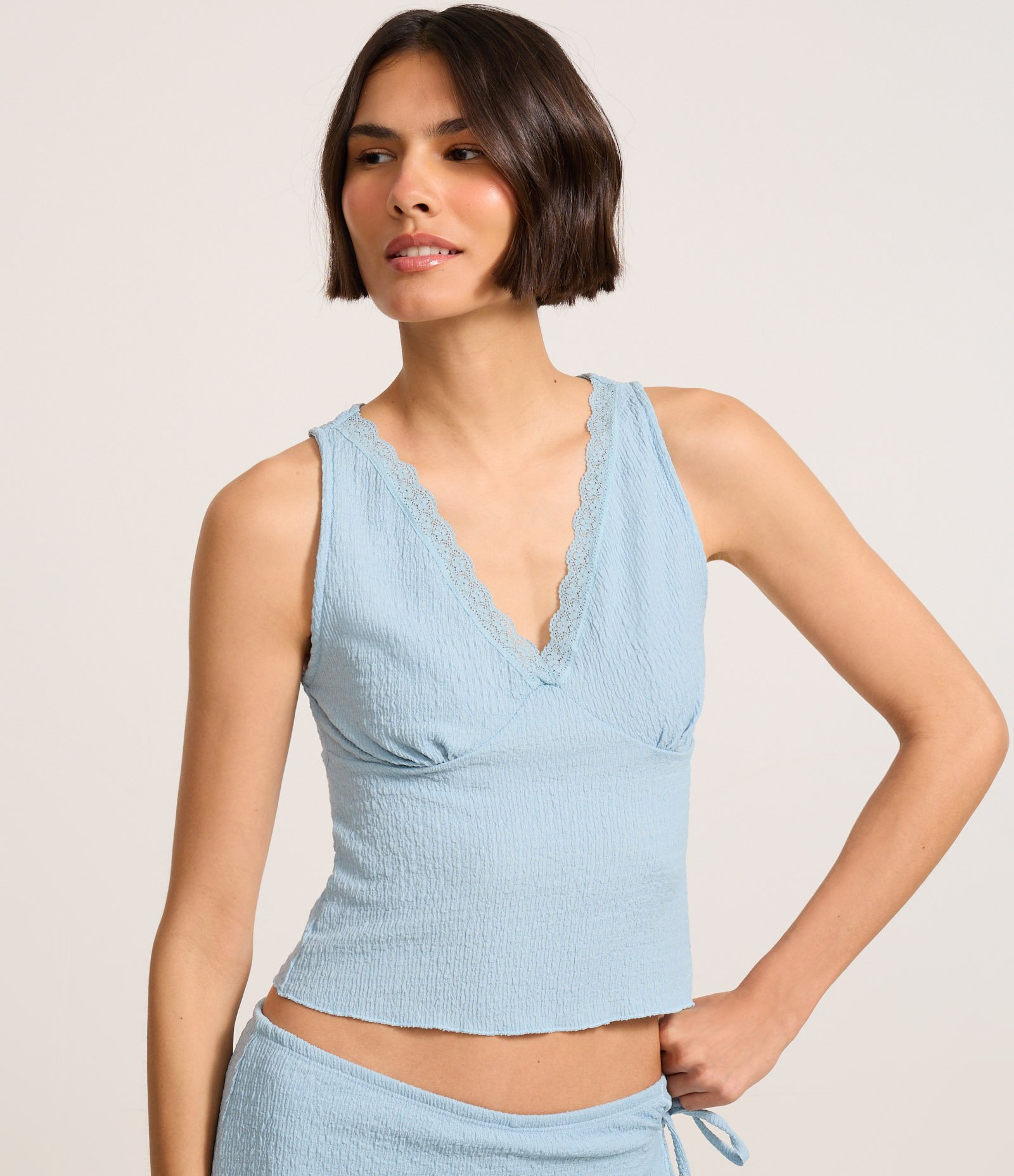 Blusa Regata em Anarruga Decote V com Detalhe em Renda Azul 1
