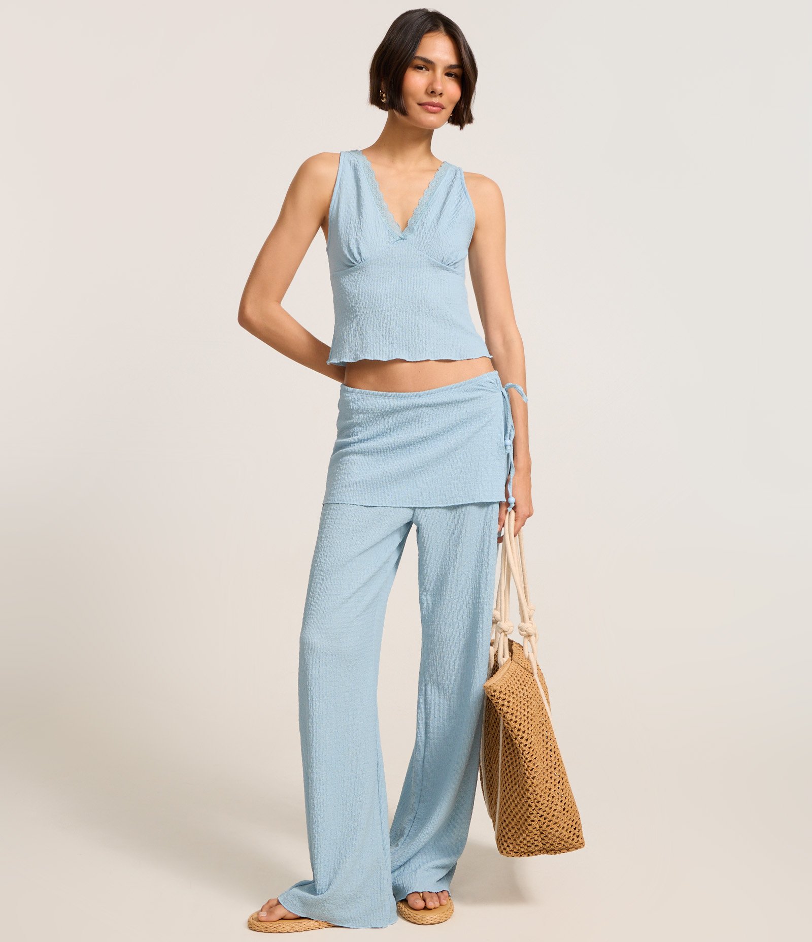 Blusa Regata em Anarruga Decote V com Detalhe em Renda Azul 2