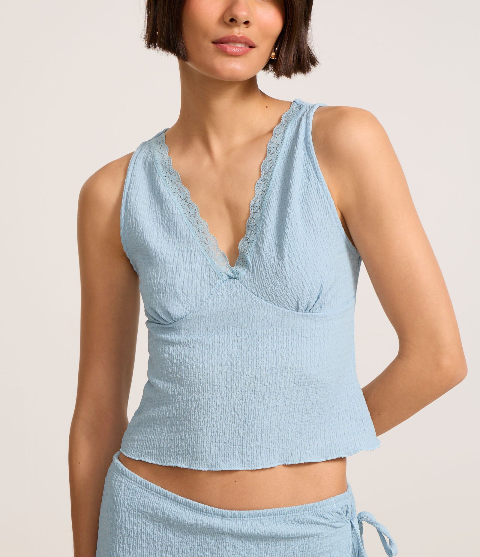Blusa Regata em Anarruga Decote V com Detalhe em Renda Azul 3