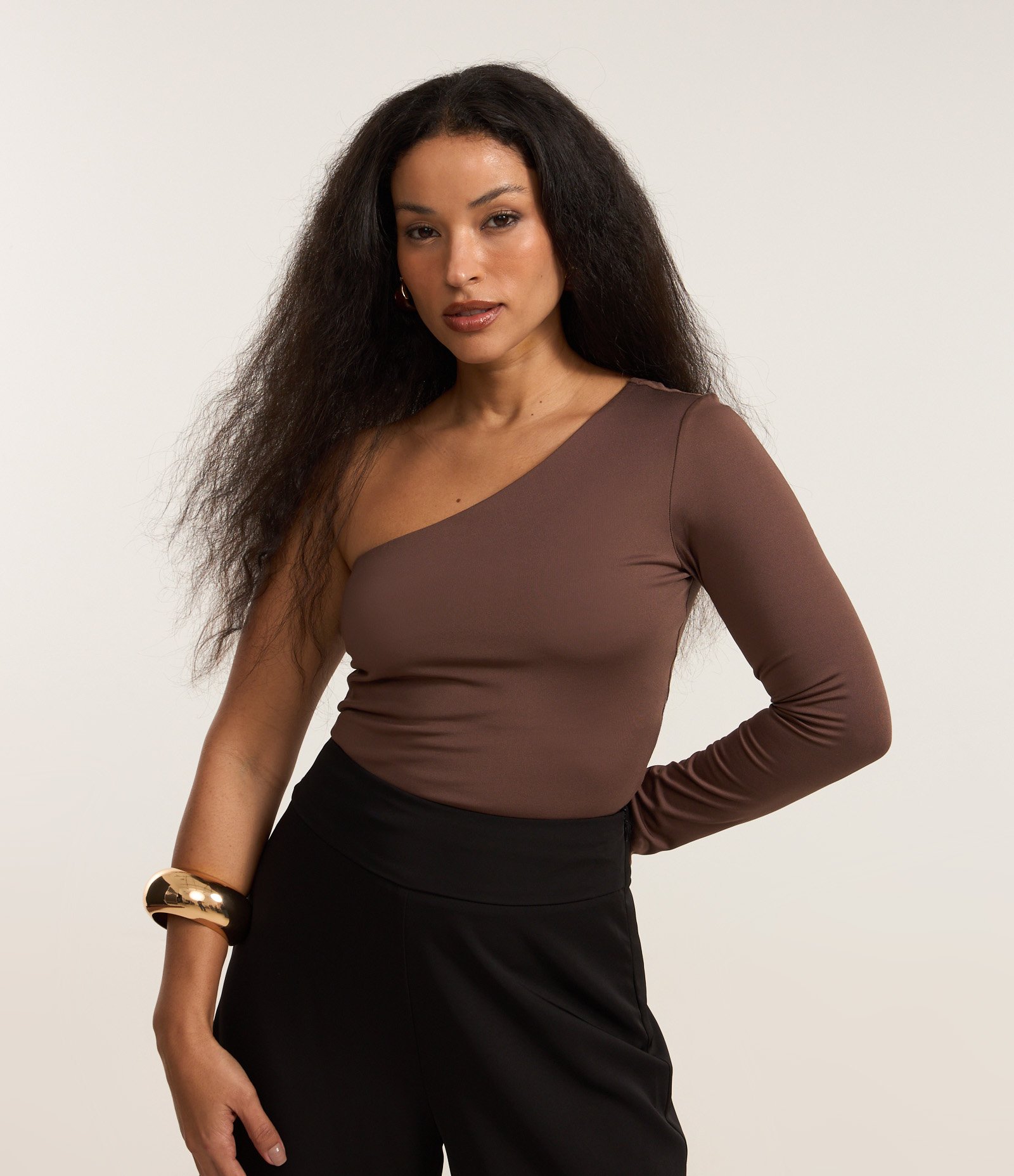 Blusa em Microfibra com Ombro Só e Manga Longa Marrom 1