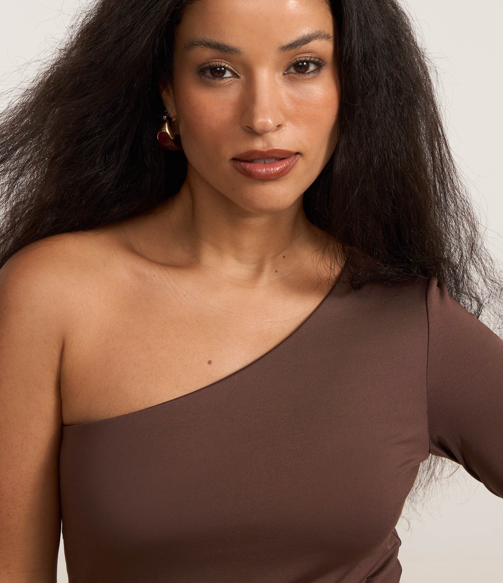 Blusa em Microfibra com Ombro Só e Manga Longa Marrom 3