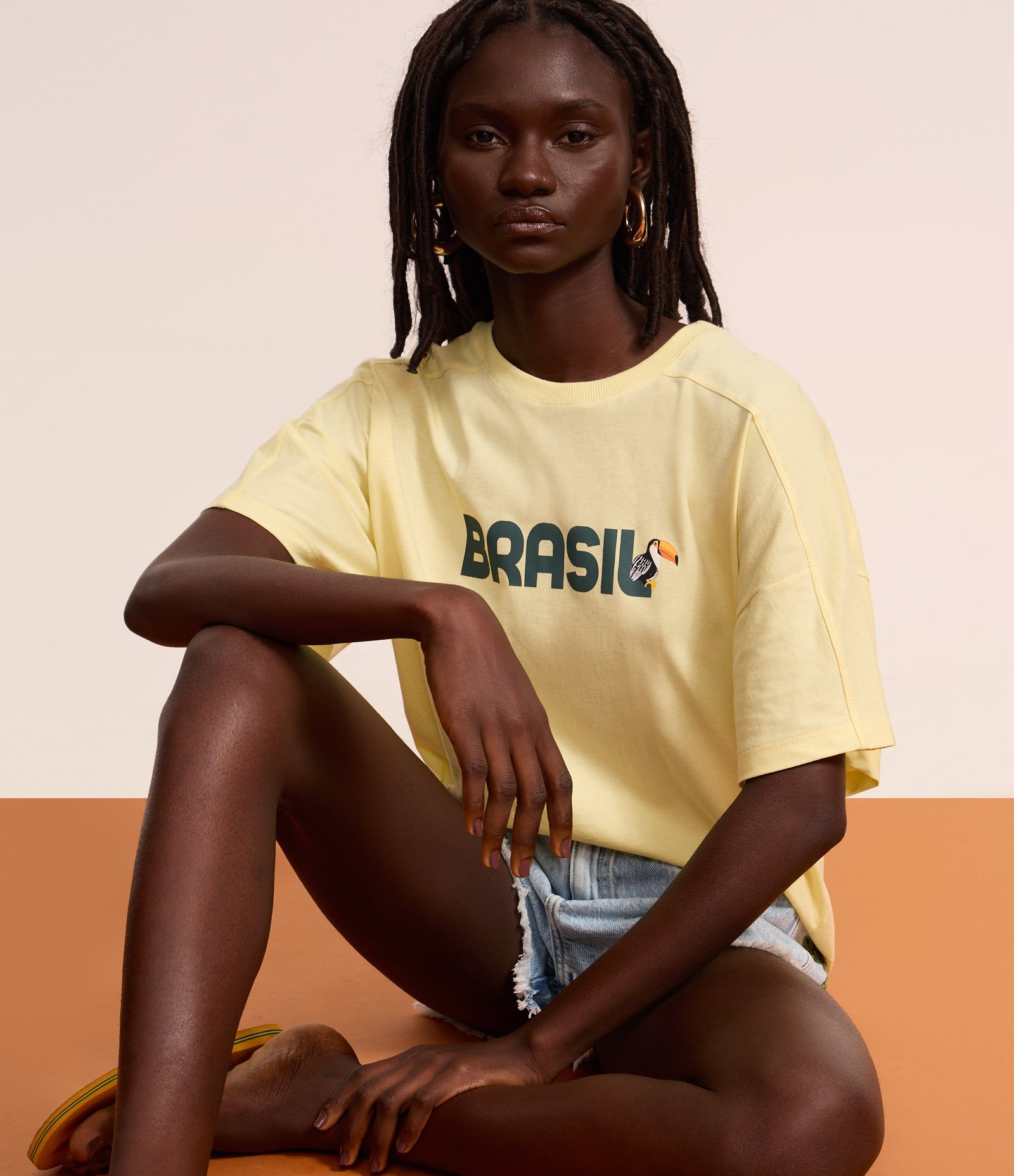 Blusa Regular com Recorte no Ombro e Lettering Brasil Amarelo 5