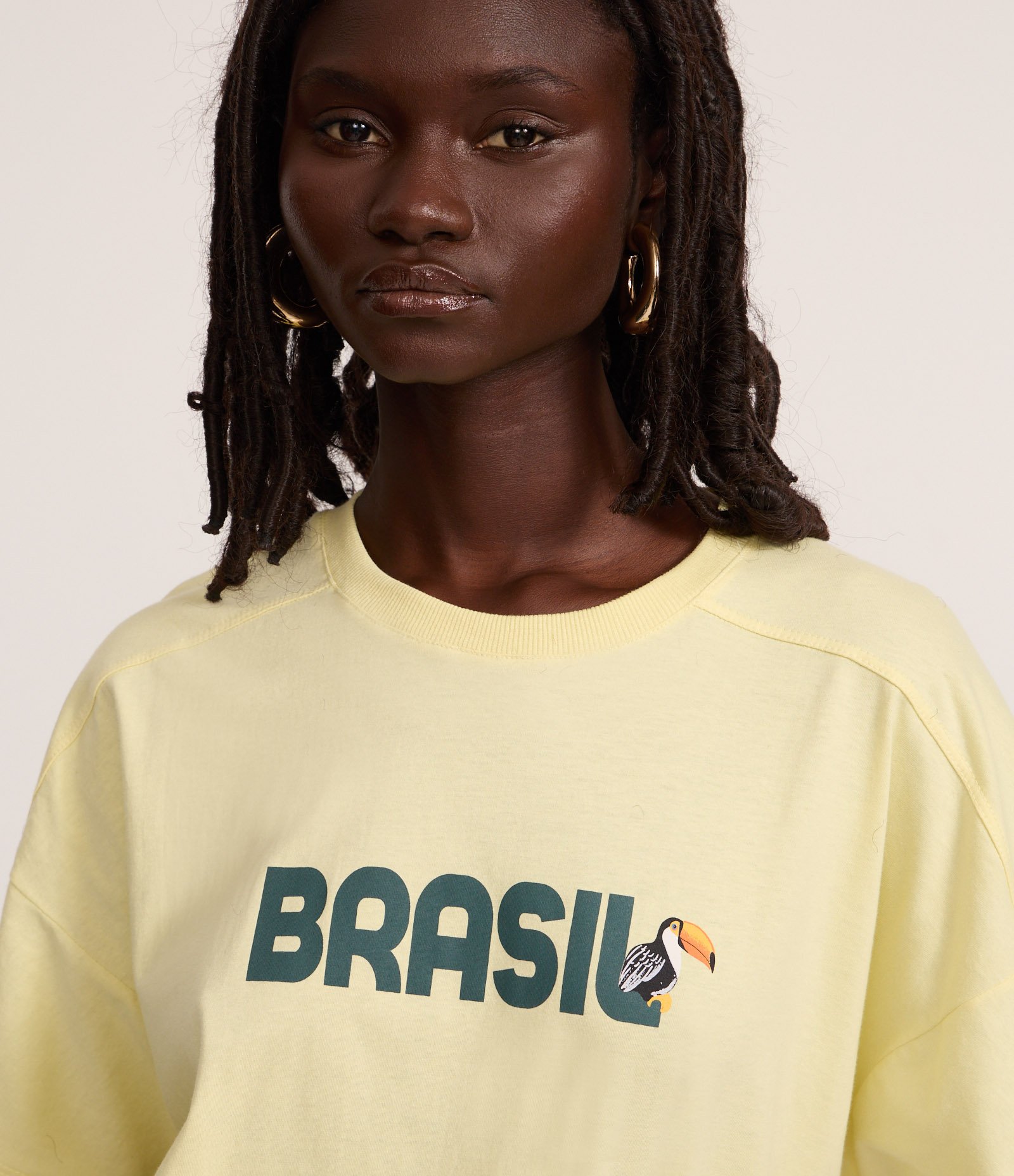 Blusa Regular com Recorte no Ombro e Lettering Brasil Amarelo 1
