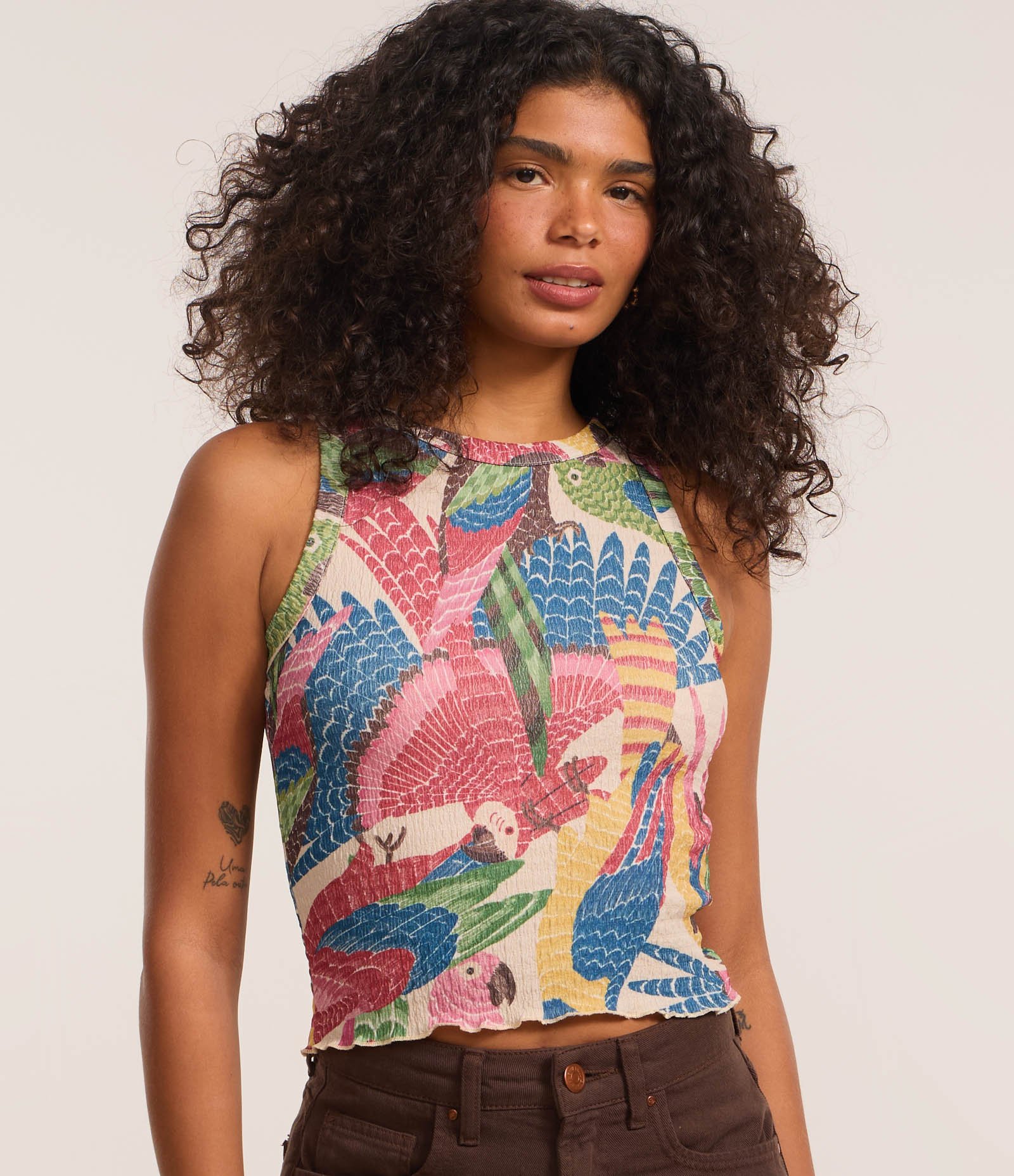 Blusa Curta Texturizada com Estampa Araras Multicores 1