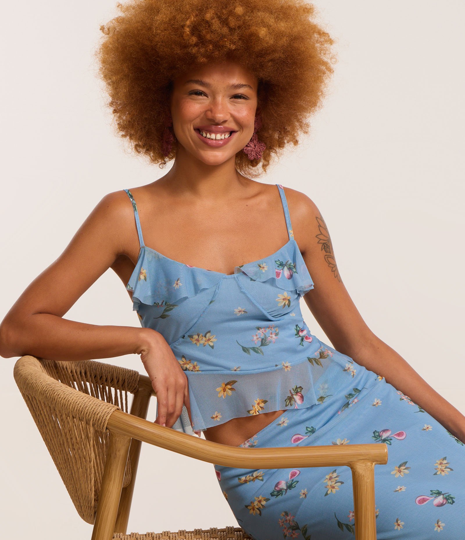 Blusa em Tule com Alça Fina e Estampa Floral Liberty com Babados Azul 1