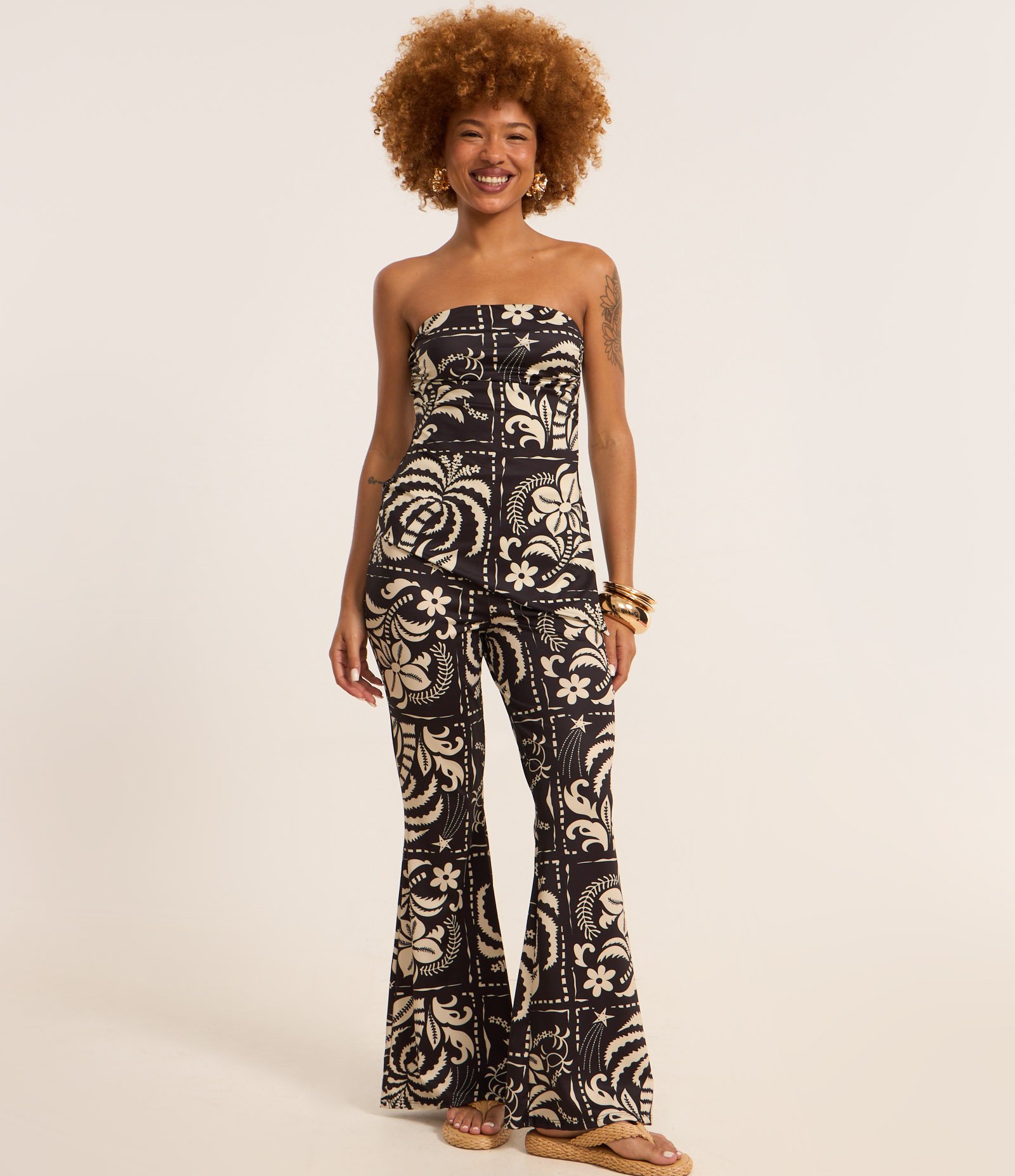 Blusa Sem Manga em Microfibra com Estampa Floral Bicolor e Barra Assimétrica Preto/Bege 2