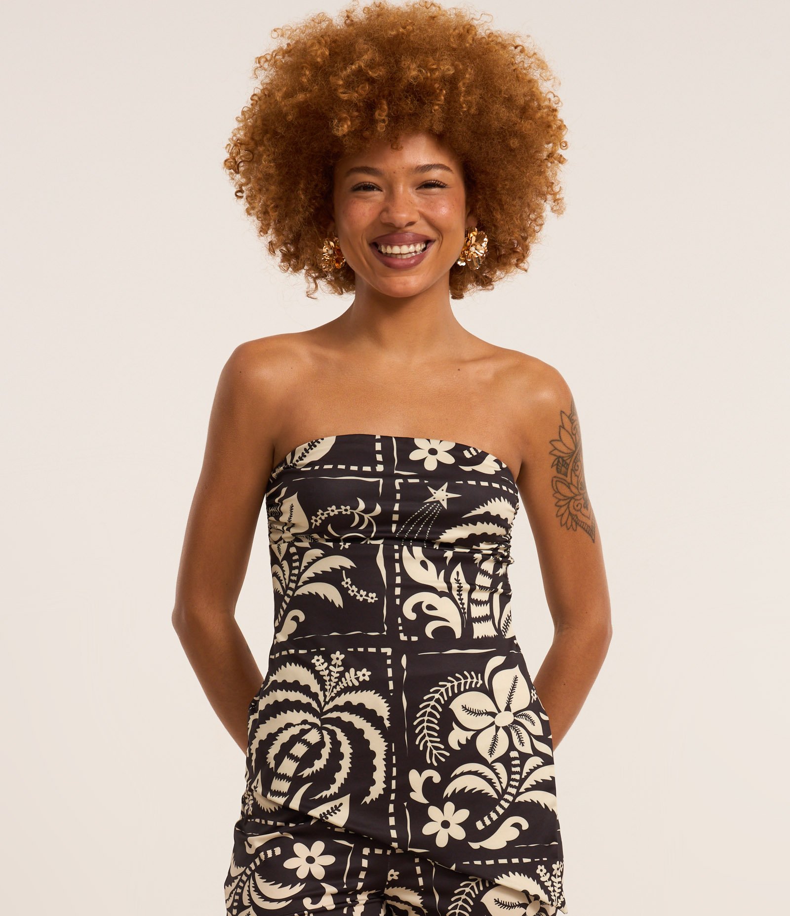 Blusa Sem Manga em Microfibra com Estampa Floral Bicolor e Barra Assimétrica Preto/Bege 3