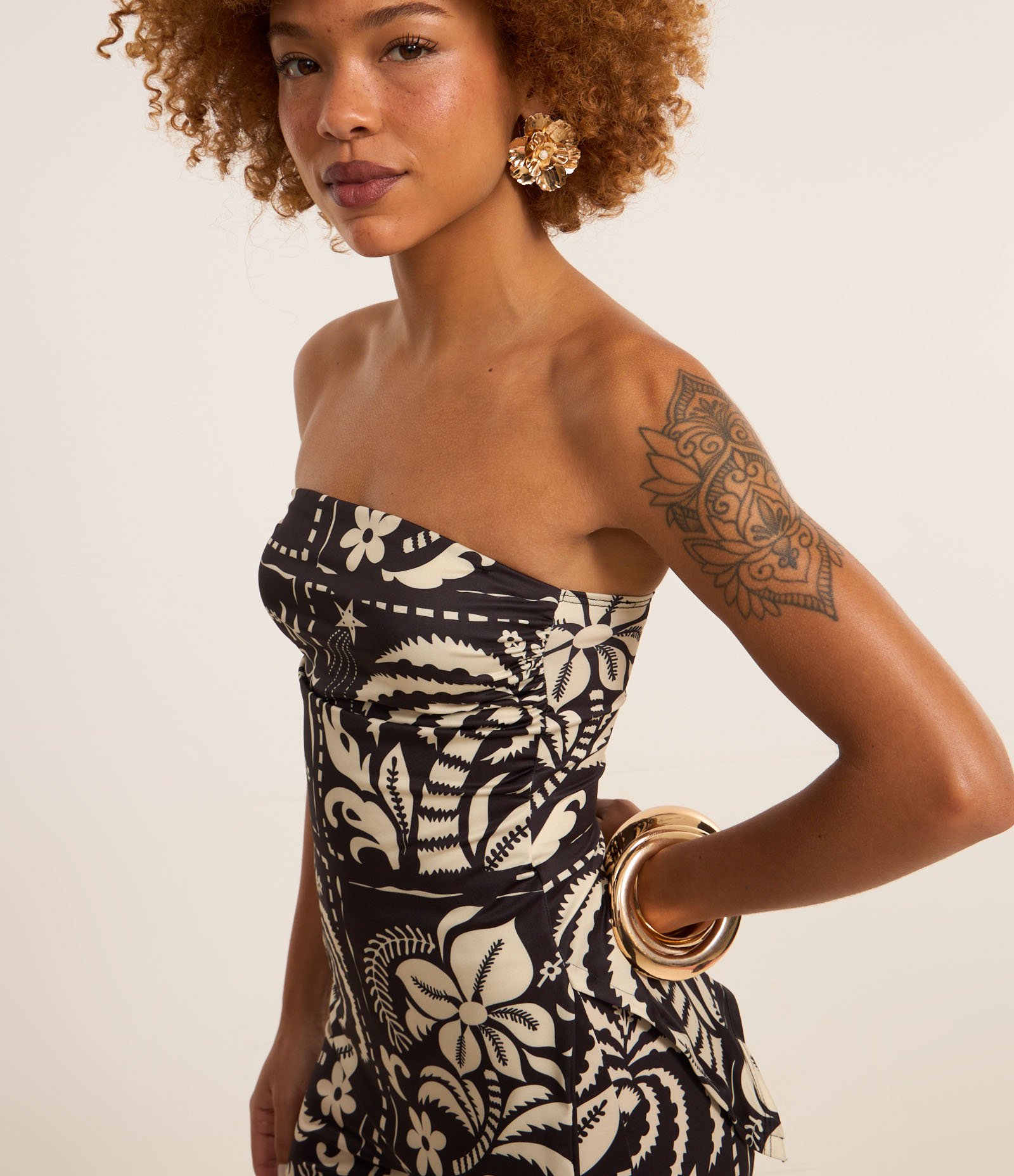 Blusa Sem Manga em Microfibra com Estampa Floral Bicolor e Barra Assimétrica Preto/Bege 4