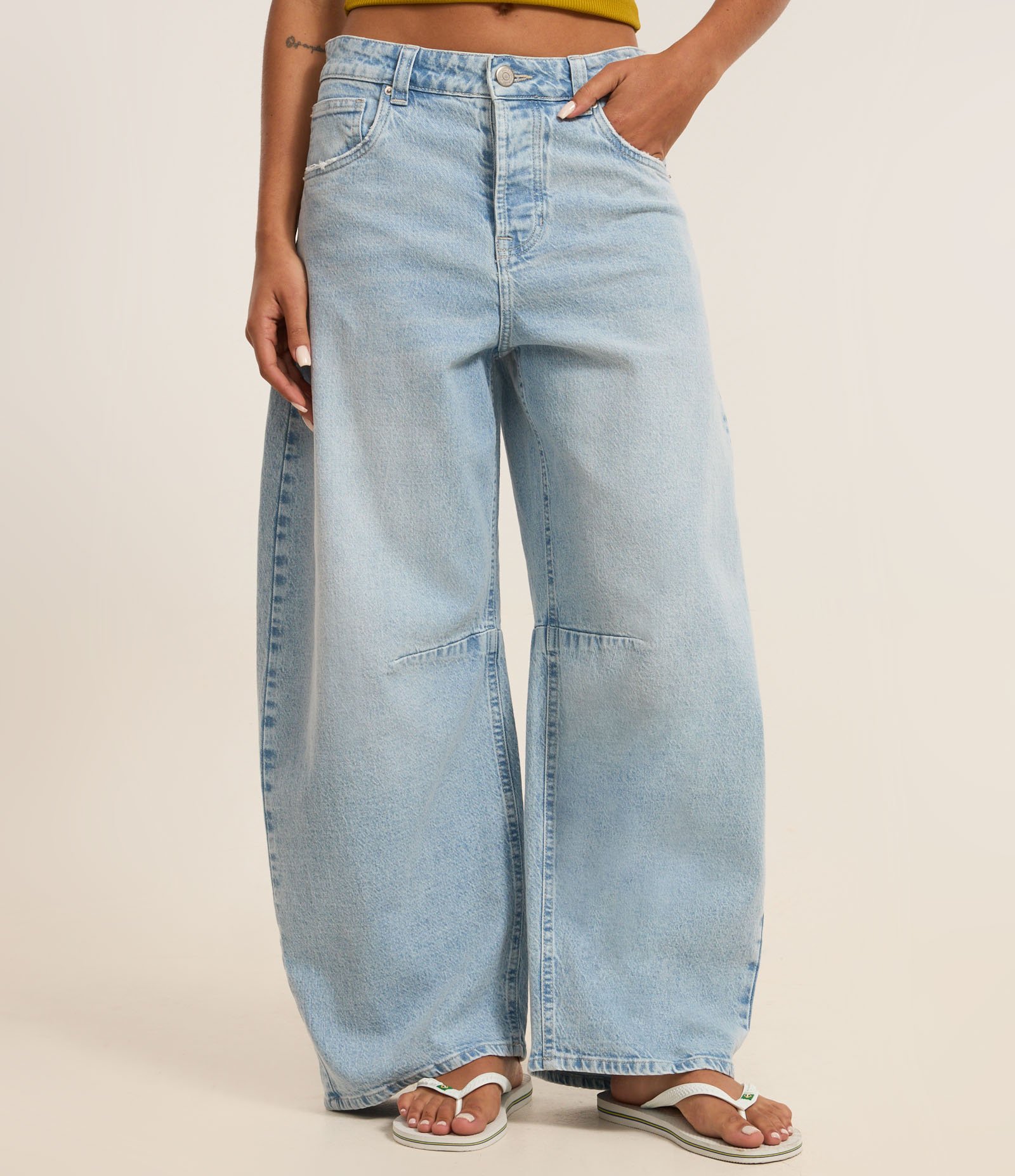 Calça Barrel Jeans com Recorte no Joelho Azul 3