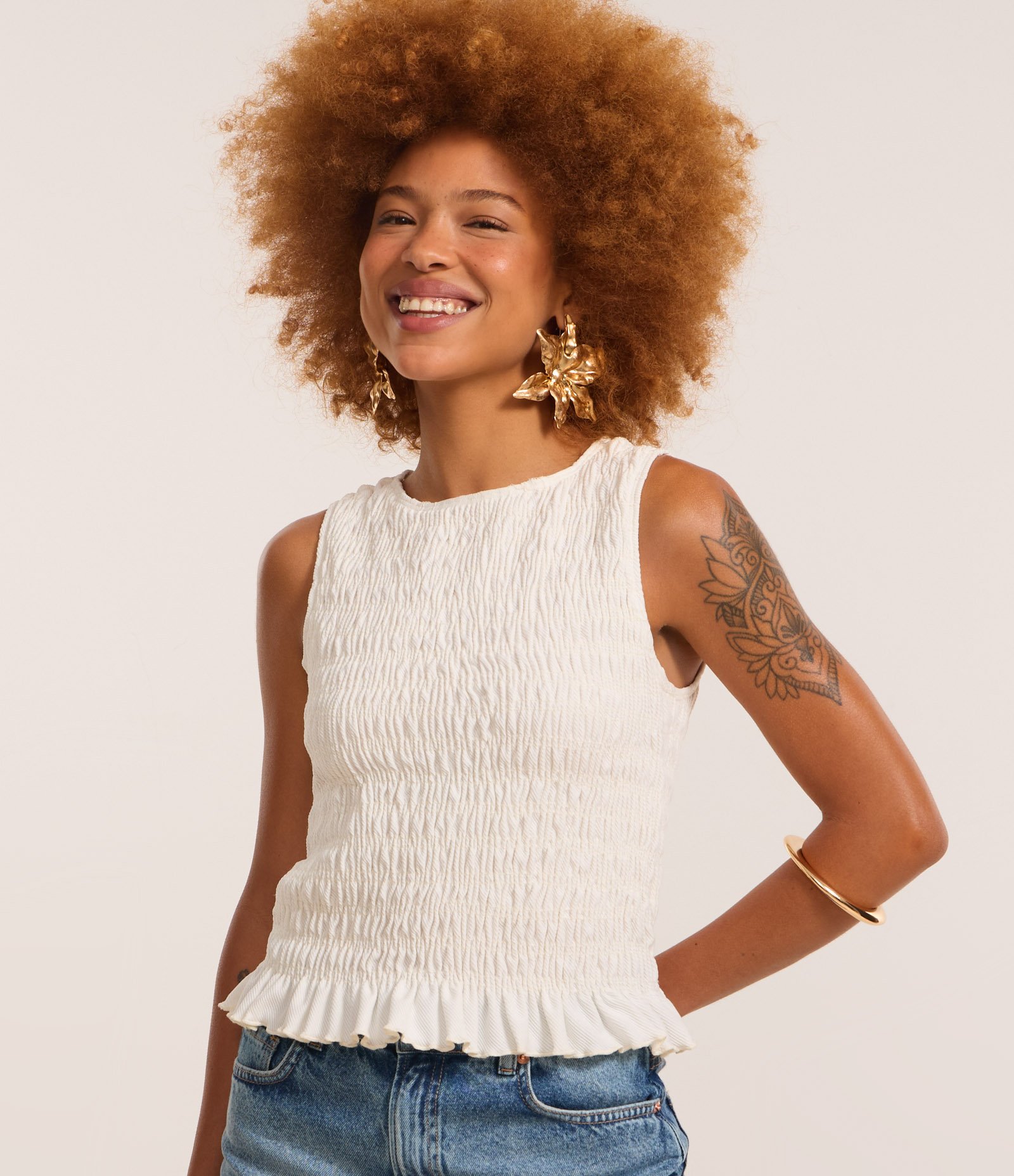 Blusa Regata em com Lastex e Babadinho na Barra Branco 2