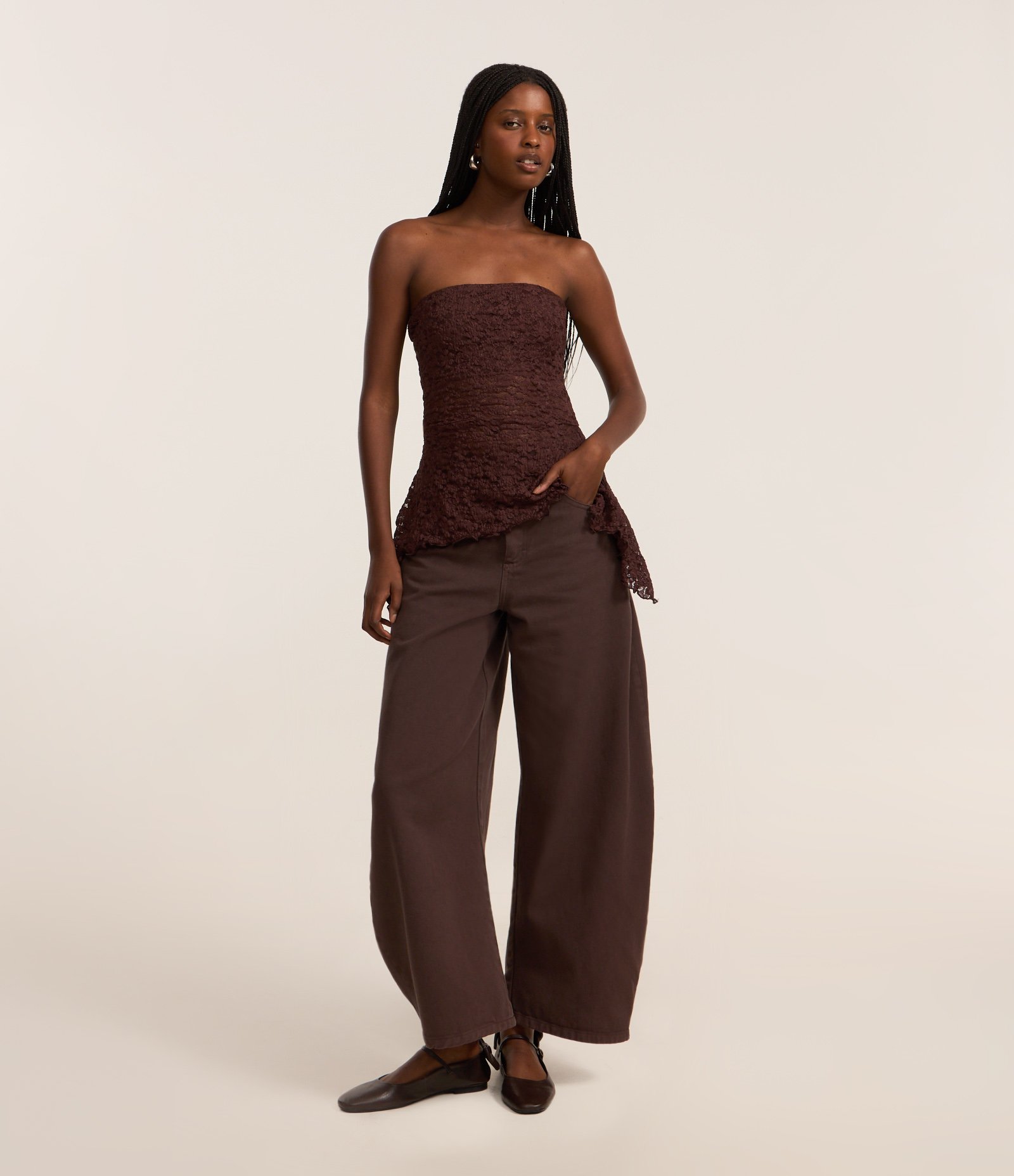 Calça Barrel Cintura Alta em Sarja com Bolsos Marrom Café 1