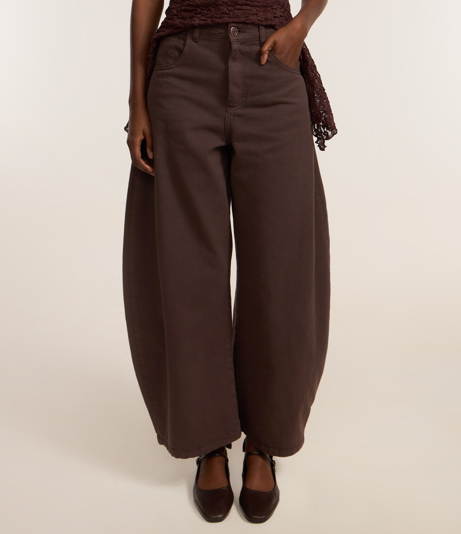 Calça Barrel Cintura Alta em Sarja com Bolsos Marrom Café 3