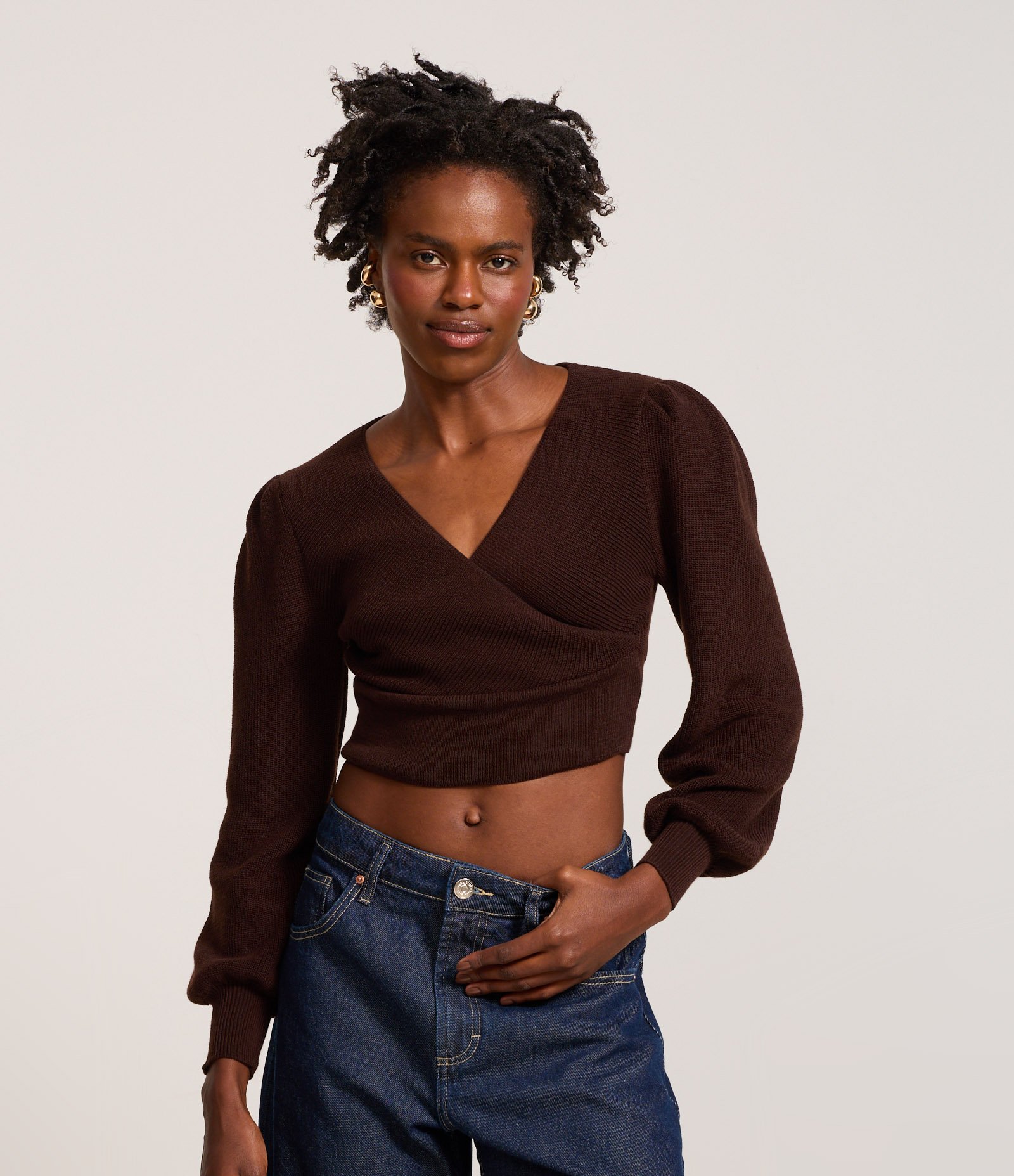 Blusa Cropped em Malha Texturizada com Manga Longa Bufante Marrom 1