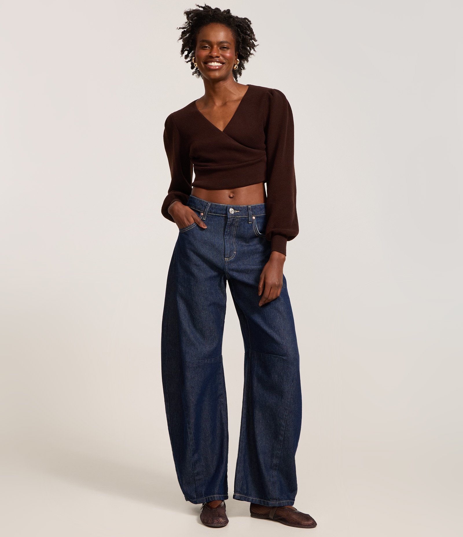 Blusa Cropped em Malha Texturizada com Manga Longa Bufante Marrom 2