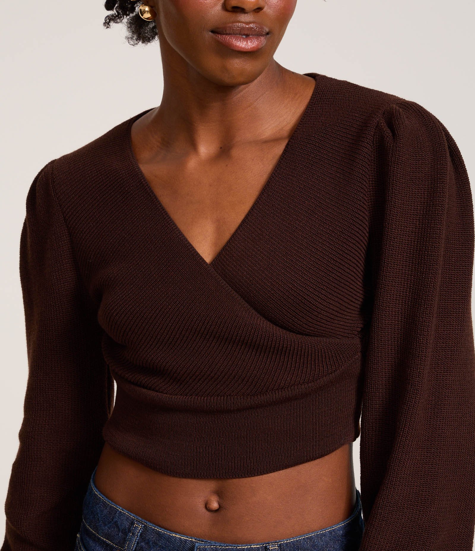 Blusa Cropped em Malha Texturizada com Manga Longa Bufante Marrom 3