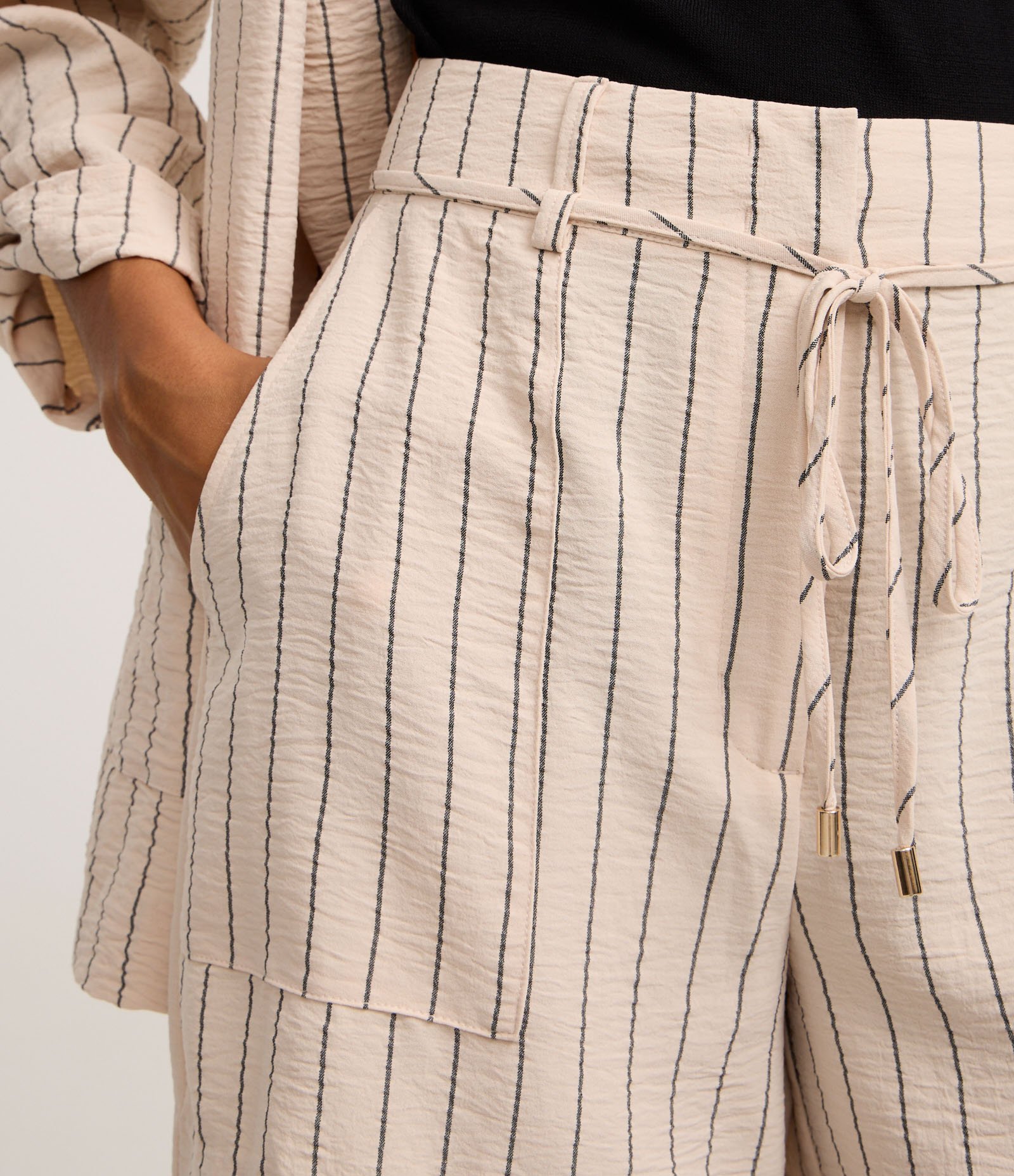 Short Reto Cintura Alta em Airflow com Listras de Fio Tinto Bege 4