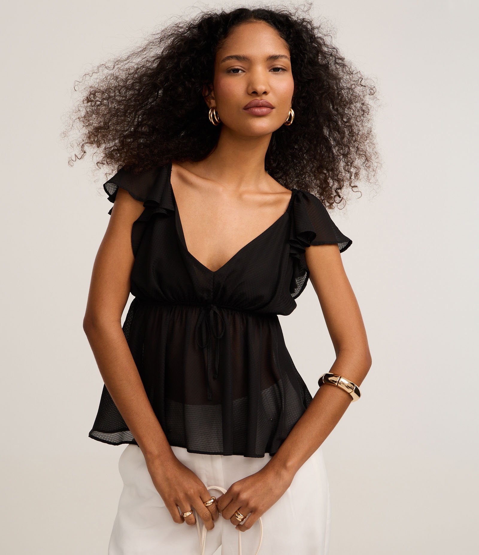 Blusa em Chiffon com Decote V e Babado no Ombro Preto 1