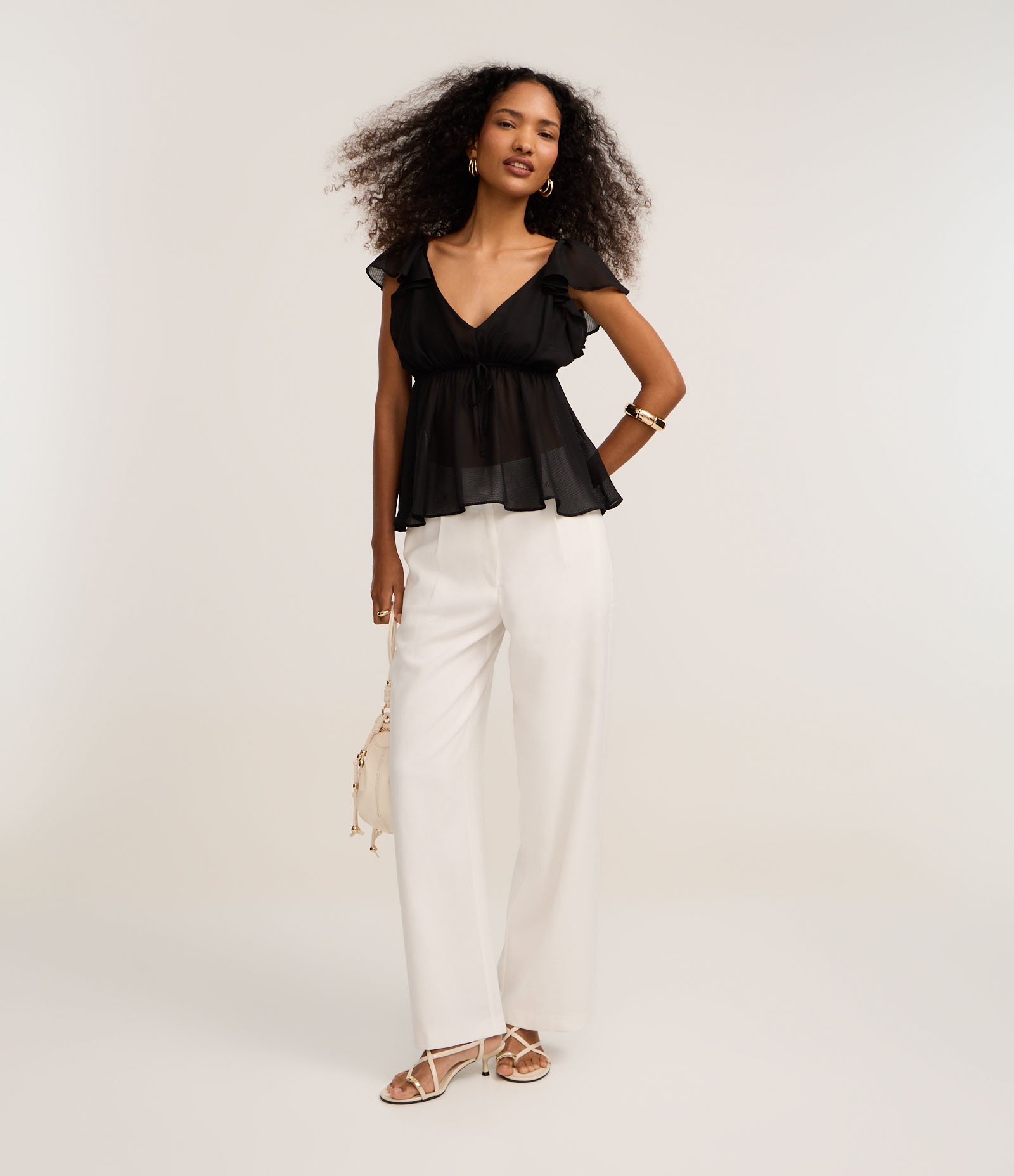 Blusa em Chiffon com Decote V e Babado no Ombro Preto 2