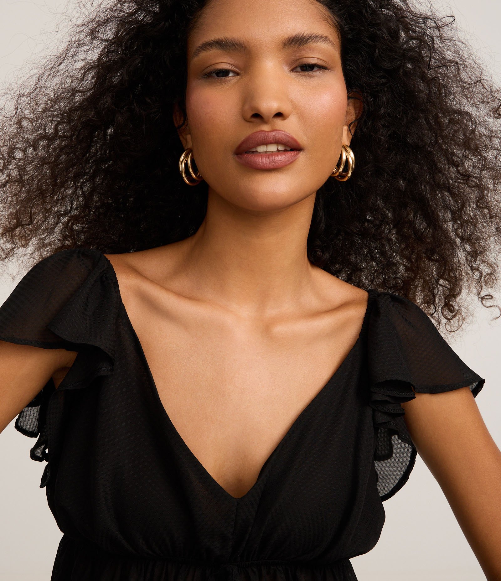 Blusa em Chiffon com Decote V e Babado no Ombro Preto 4