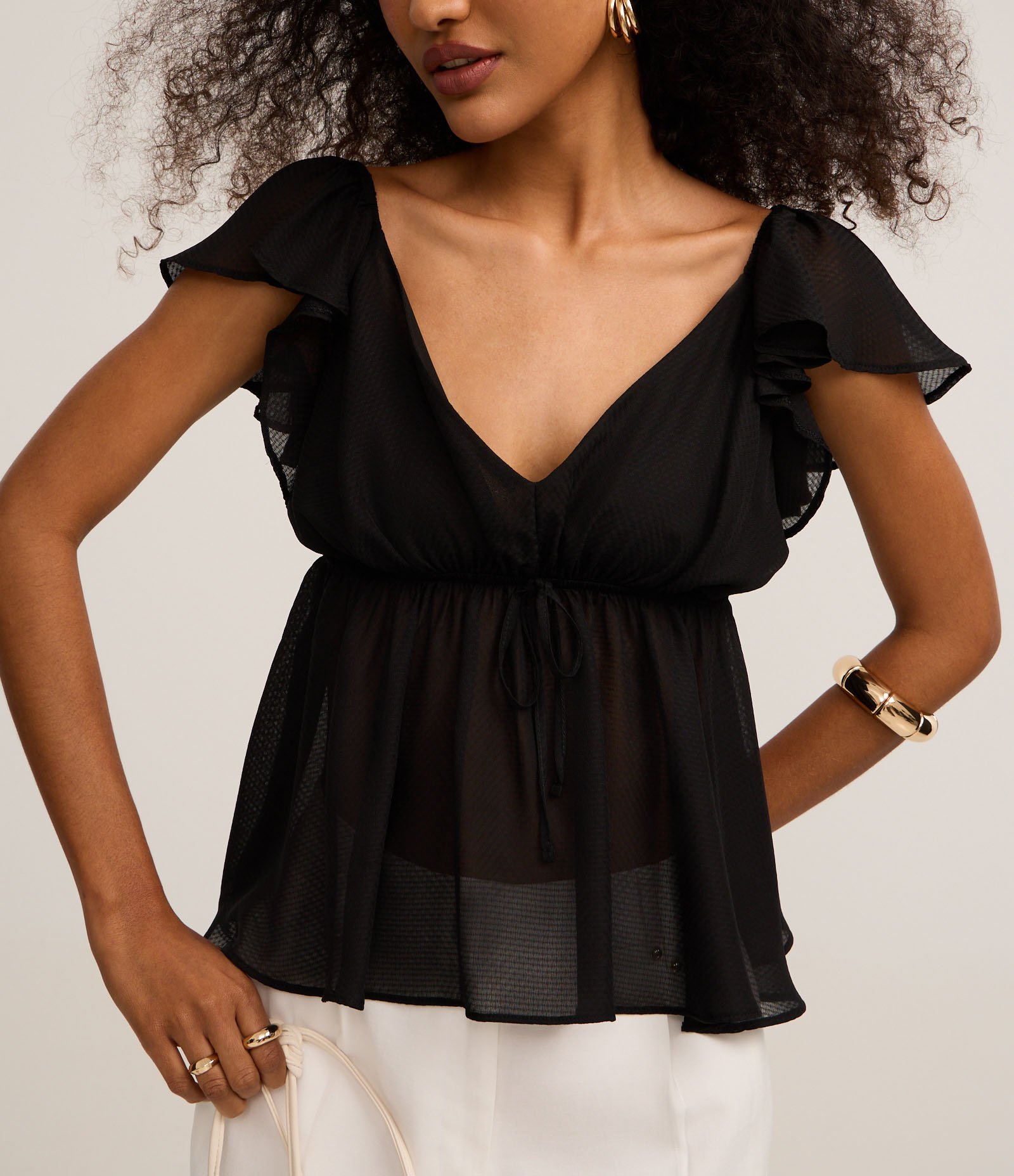 Blusa em Chiffon com Decote V e Babado no Ombro Preto 5