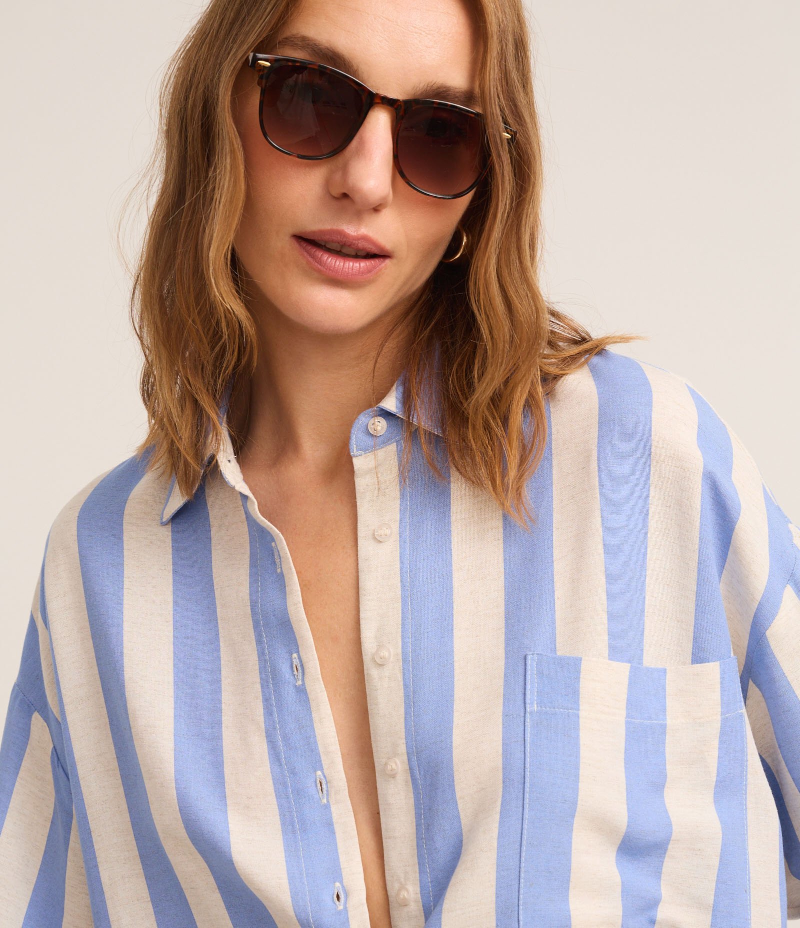 Camisa Ampla em Viscolinho com Listras Verticais Largas Azul/Branco 3