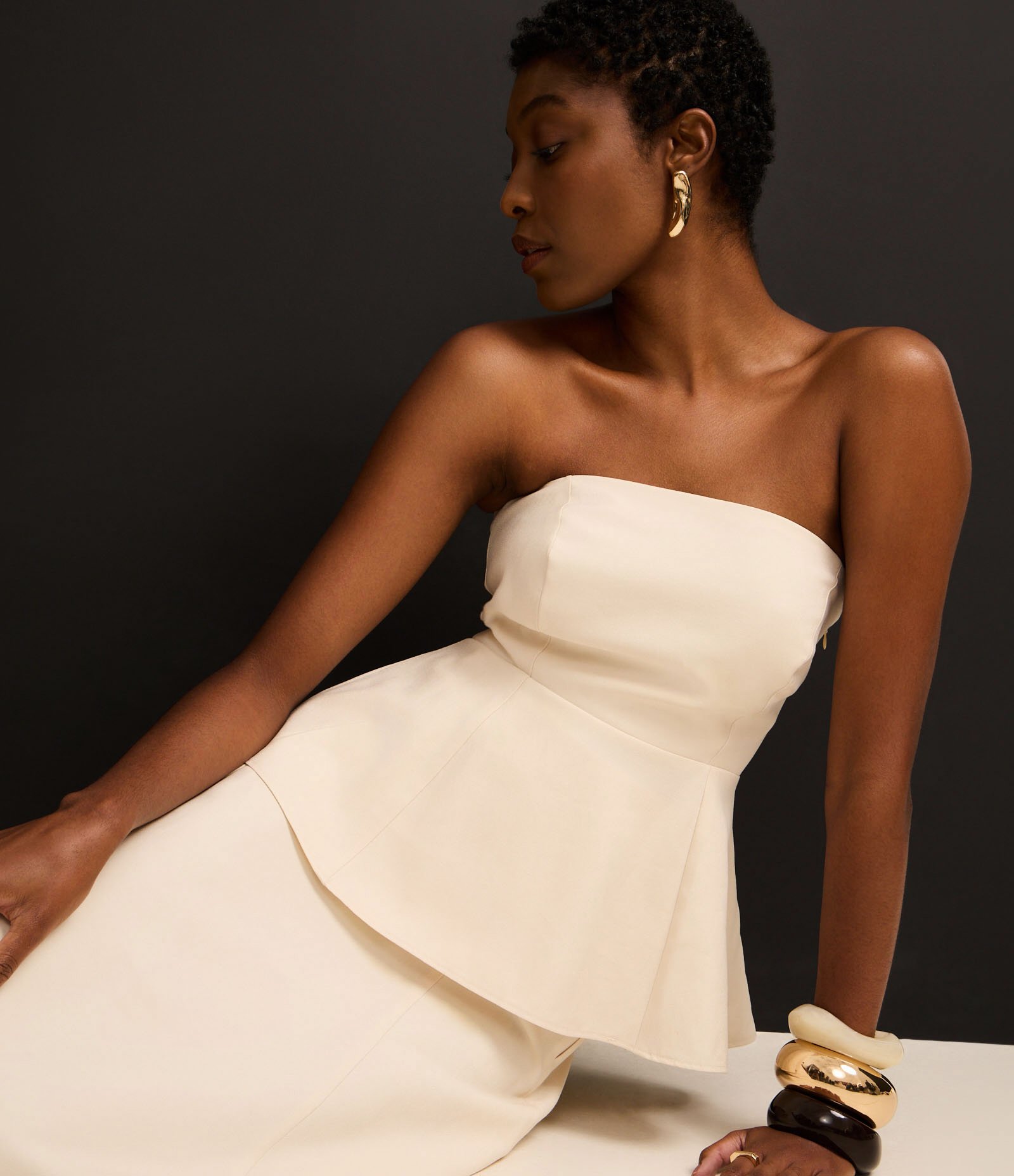 Blusa Peplum Sem Alça com Pences Bege 6