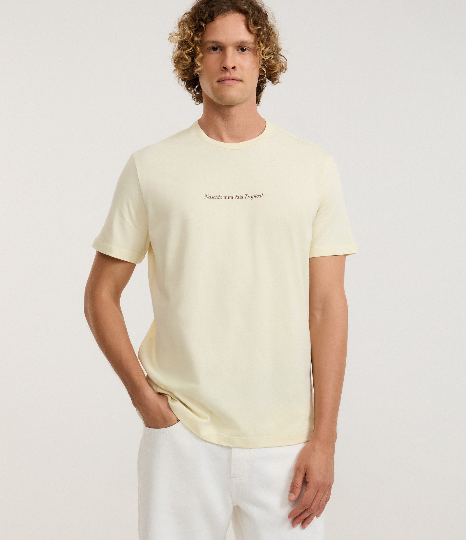Camiseta Comfort em Algodão com Estampa Lettering Nascido Num País Tropical Amarelo 1