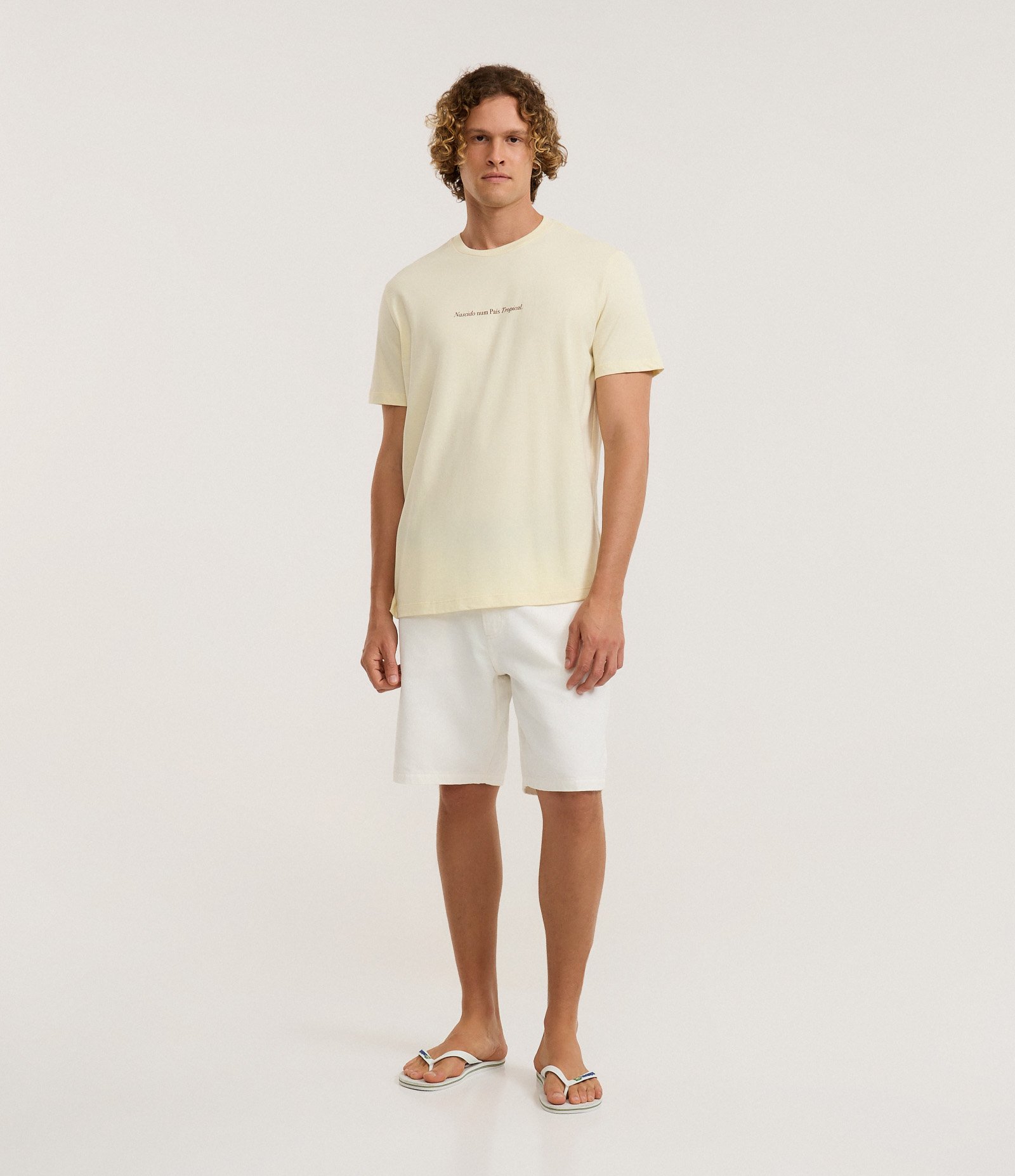 Camiseta Comfort em Algodão com Estampa Lettering Nascido Num País Tropical Amarelo 2