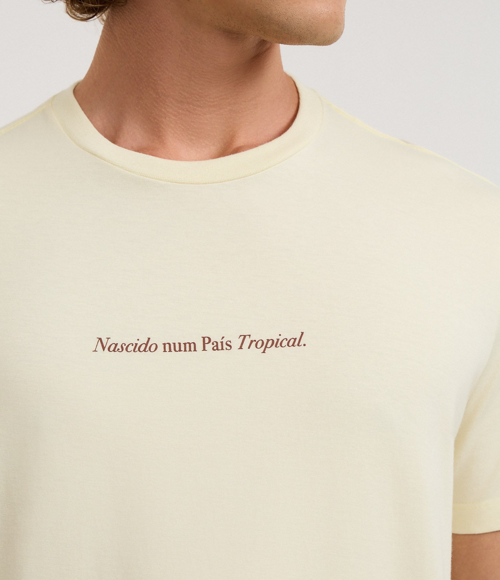 Camiseta Comfort em Algodão com Estampa Lettering Nascido Num País Tropical Amarelo 3