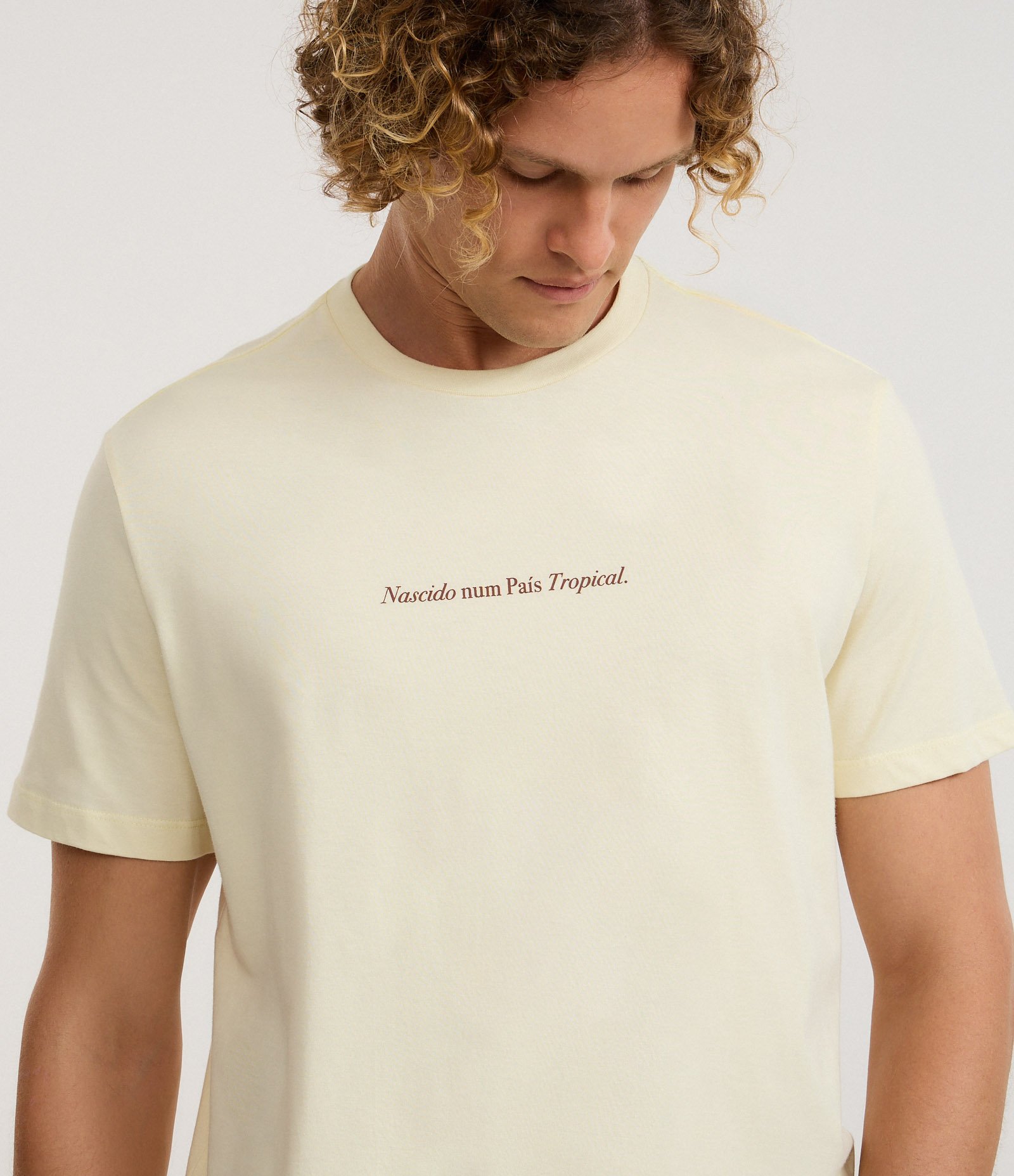 Camiseta Comfort em Algodão com Estampa Lettering Nascido Num País Tropical Amarelo 4