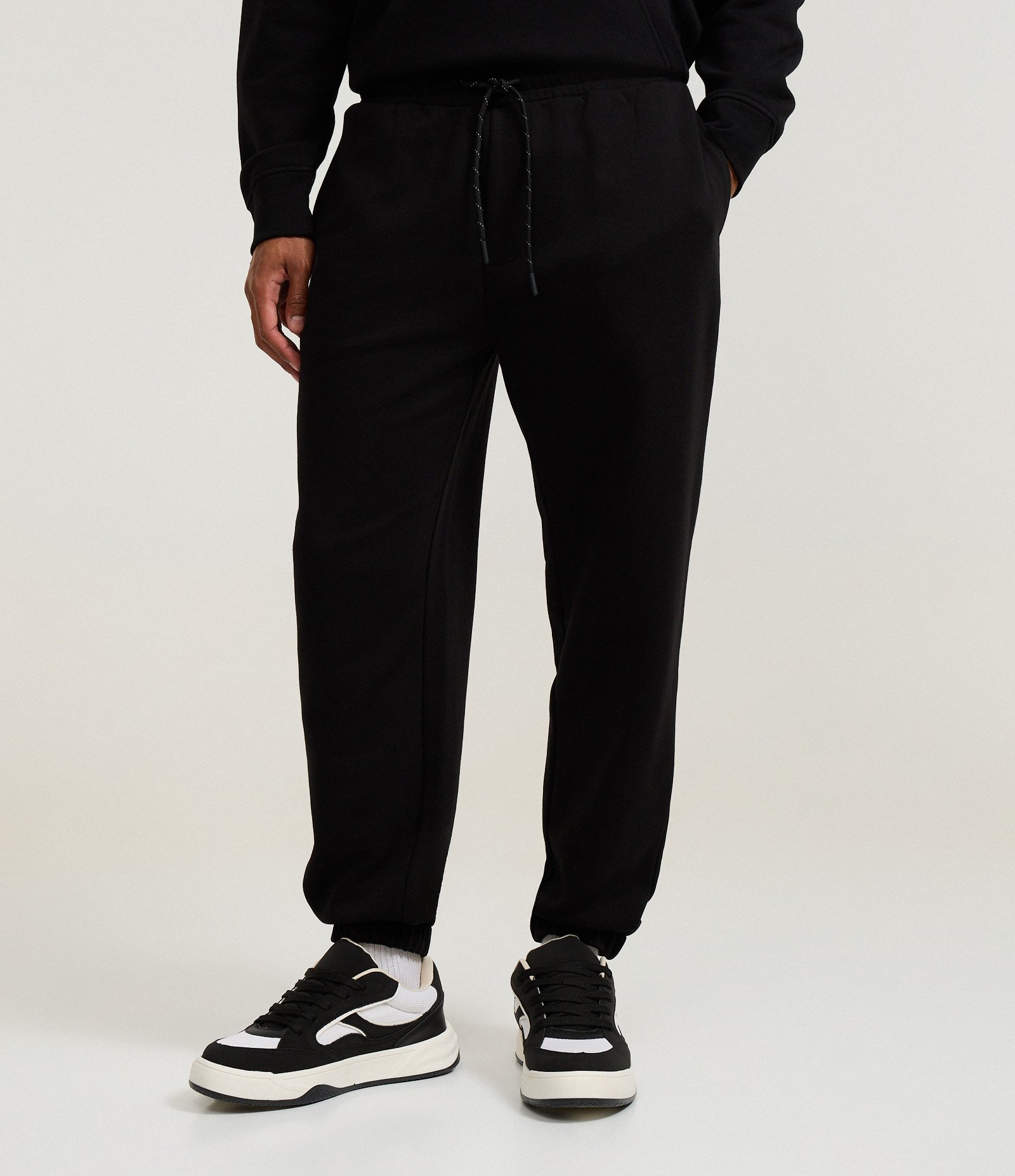 Calça Jogger em Moletom com Cós Elástico e Cordão Preto 2
