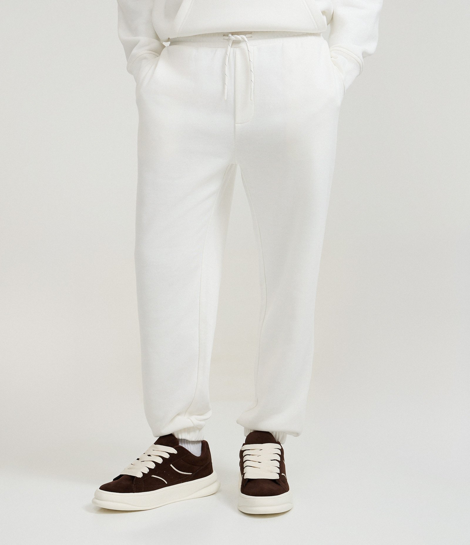 Calça Jogger em Moletom com Cós Elástico e Cordão Branco 2