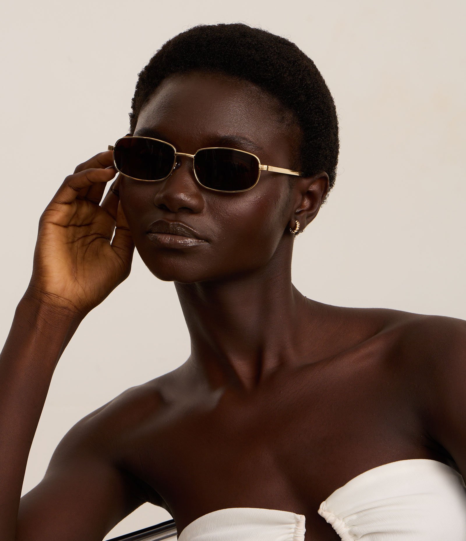 Óculos de Sol Redondo com Haste Fina Dourado 1