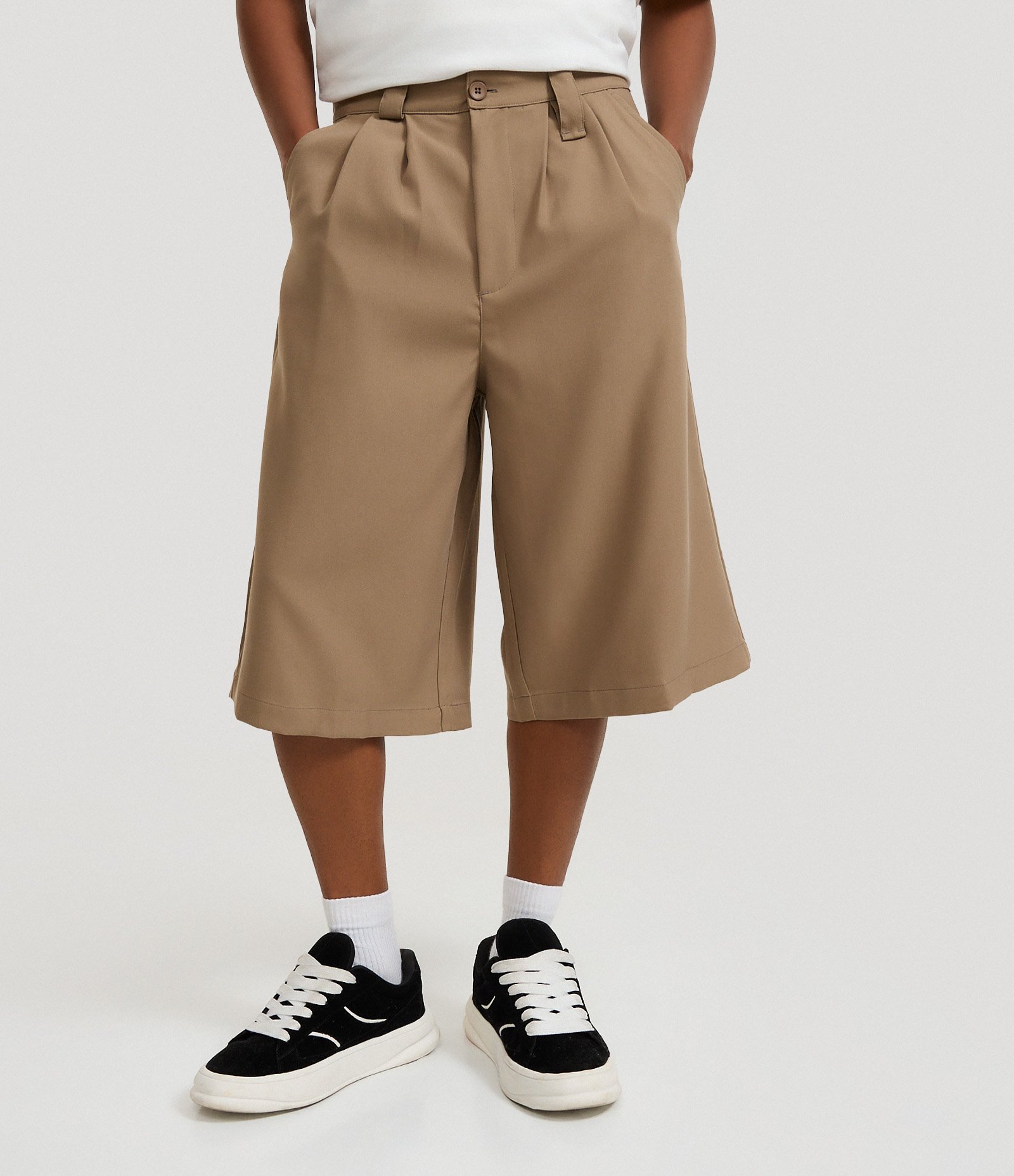 Bermuda Baggy em Viscose Alfaiatada com Bolsos Bege 2