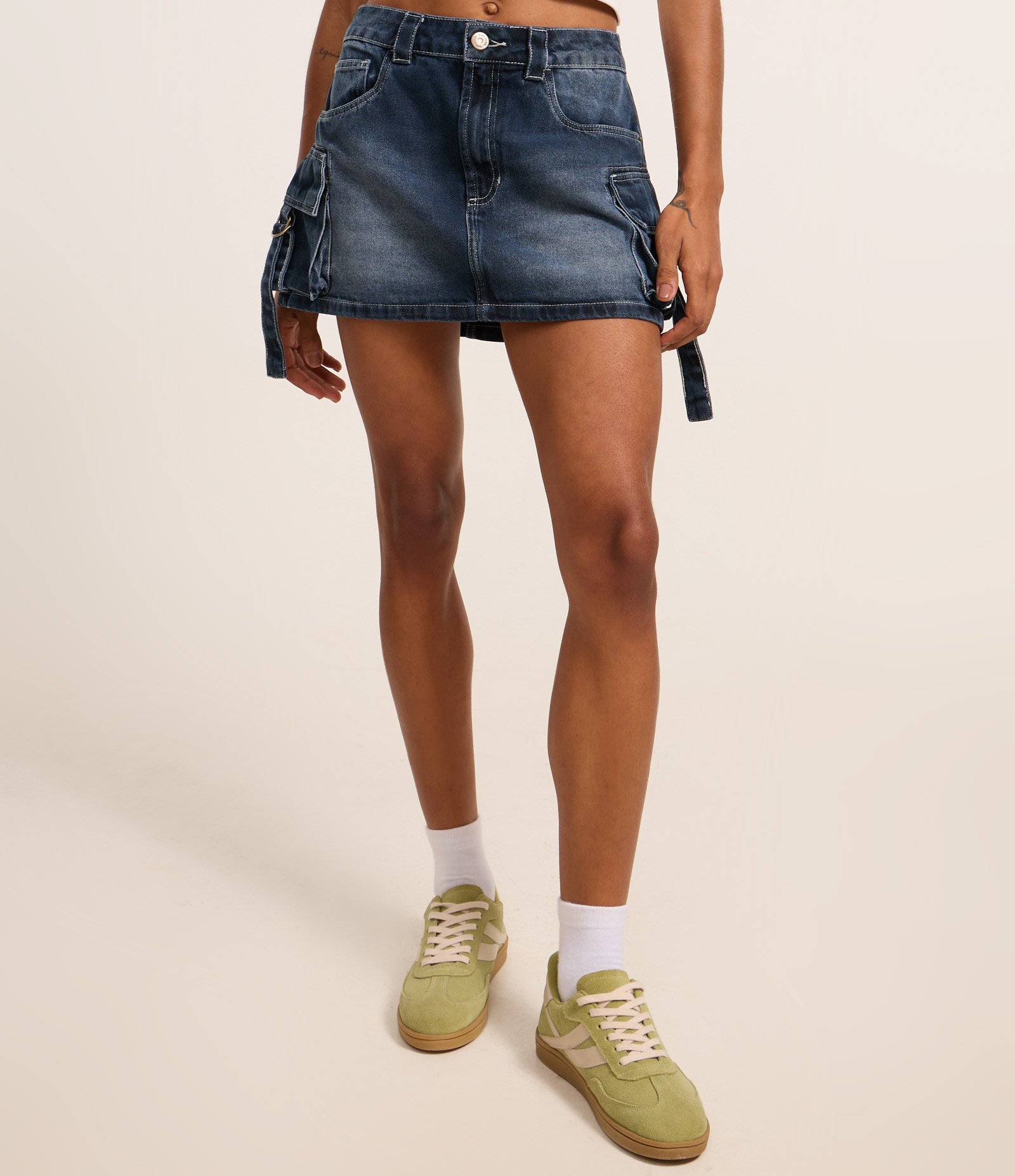 Mini Saia em Jeans Marmorizado com Bolso Cargo Afivelado Escuro 3