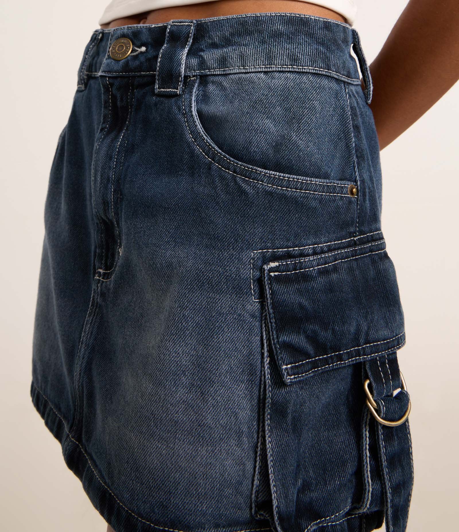 Mini Saia em Jeans Marmorizado com Bolso Cargo Afivelado Escuro 4